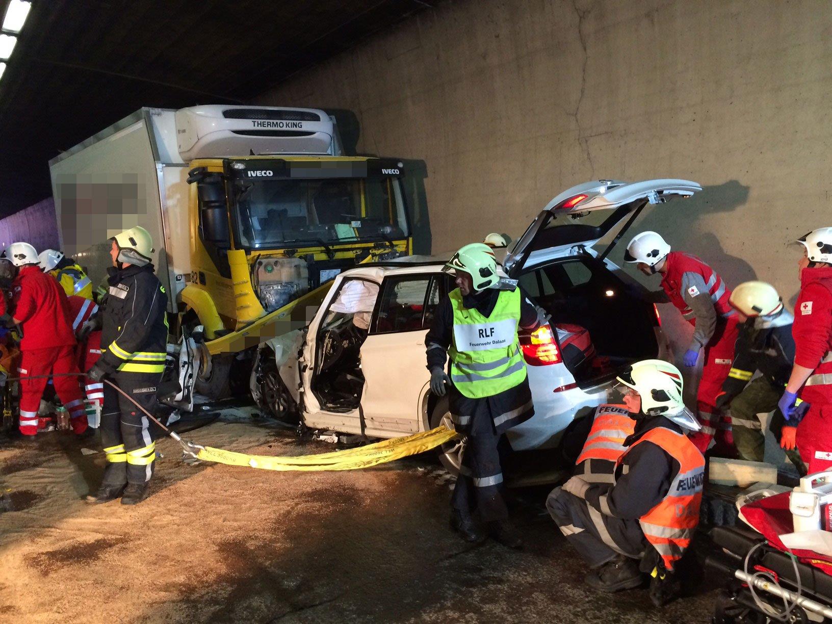 Schwerer Unfall im Arlbergtunnel - Lkw geriet in den Gegenverkehr.