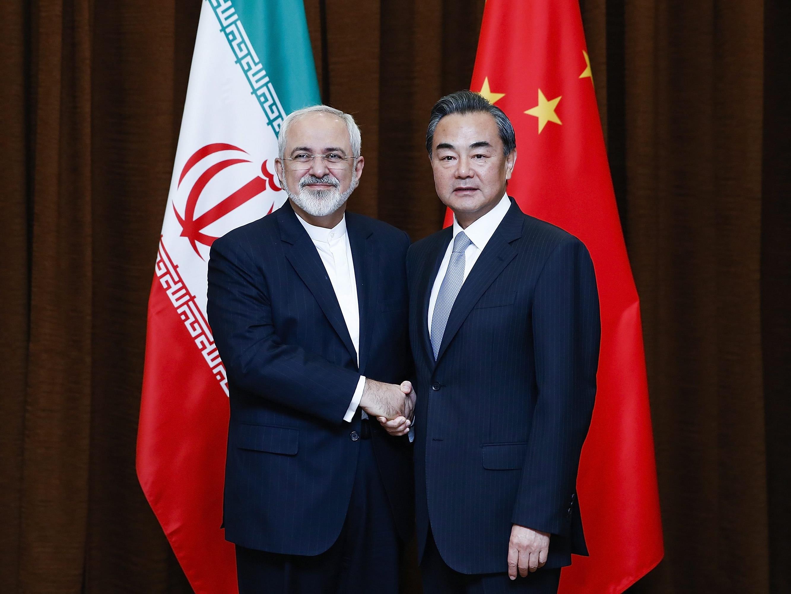 China und Iran pflegen ihre freundschaftlichen Beziehungen (hier die Außenminister beider Länder).