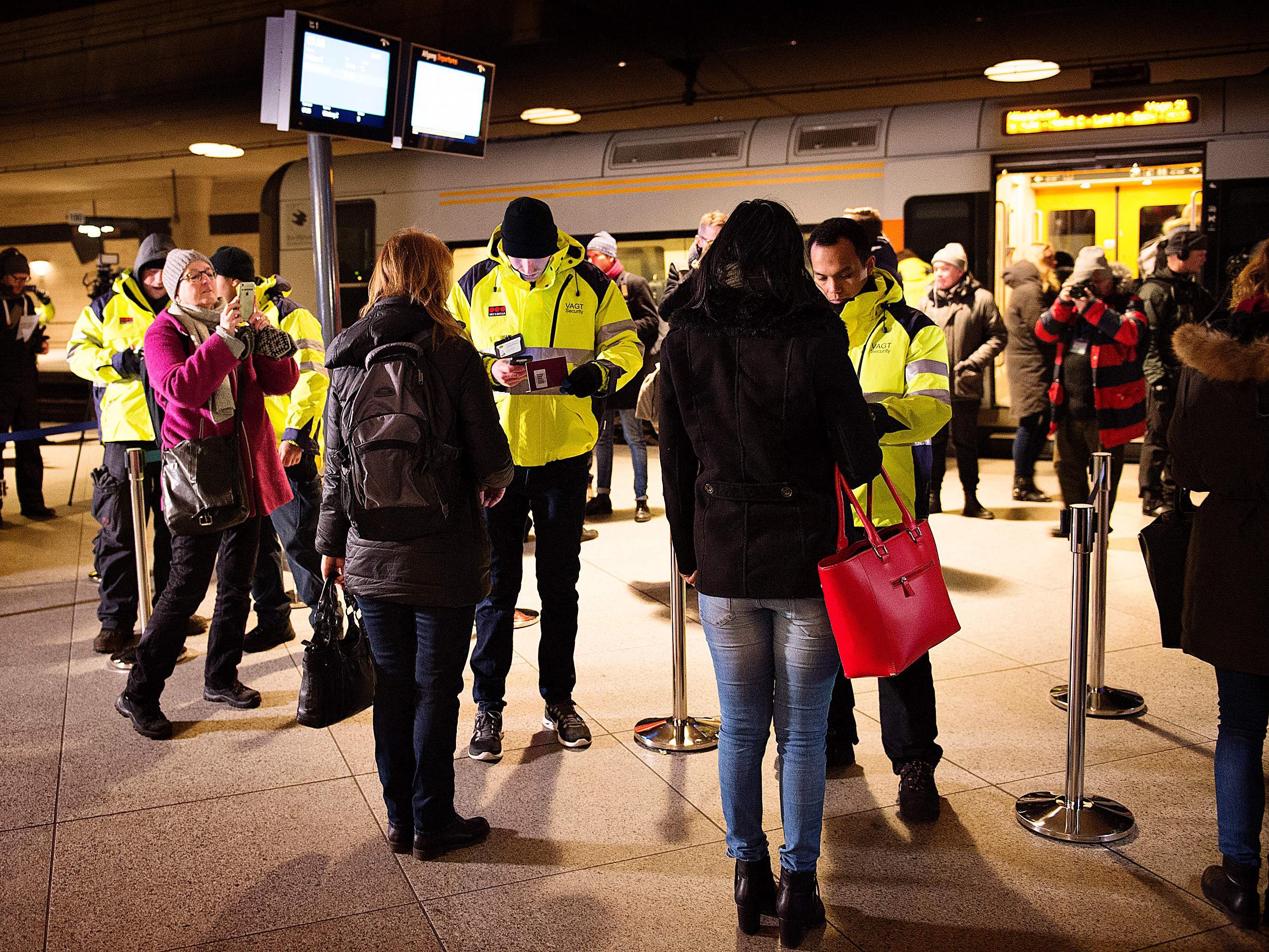 Dänemark reagiert auf schwedische Kontrollen und führt Passkontrollen ein.