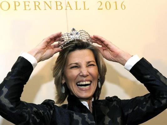 Noch hat sie die Krone auf - für heuer. Desiree Treichl-Stürgkh gibt den Opernball ab.