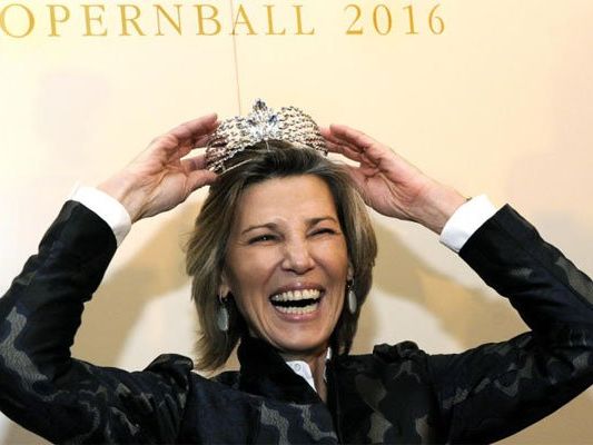 Noch hat sie die Krone auf - für heuer. Desiree Treichl-Stürgkh gibt den Opernball ab. Noch hat sie die Krone auf - für heuer. Desiree Treichl-Stürgkh gibt den Opernball ab.