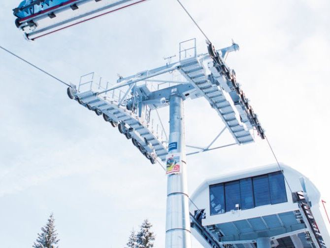 Zwei kuppelbare 6-Sessellifte transportierte Gebrüder Weiss für die Doppelmayr Seilbahnen GmbH nach Georgien. Zwei kuppelbare 6-Sessellifte transportierte Gebrüder Weiss für die Doppelmayr Seilbahnen GmbH nach Georgien.