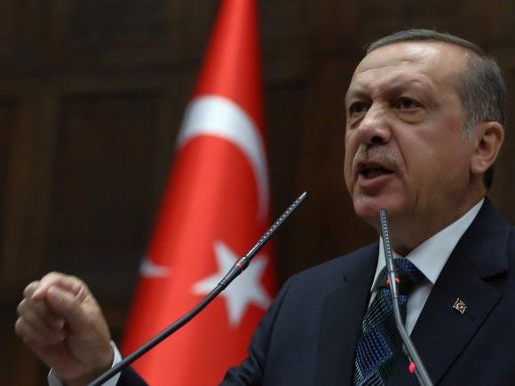 Wer zum Frieden aufruft, stellt sich laut Erdogan an die Seite von Terroristen.