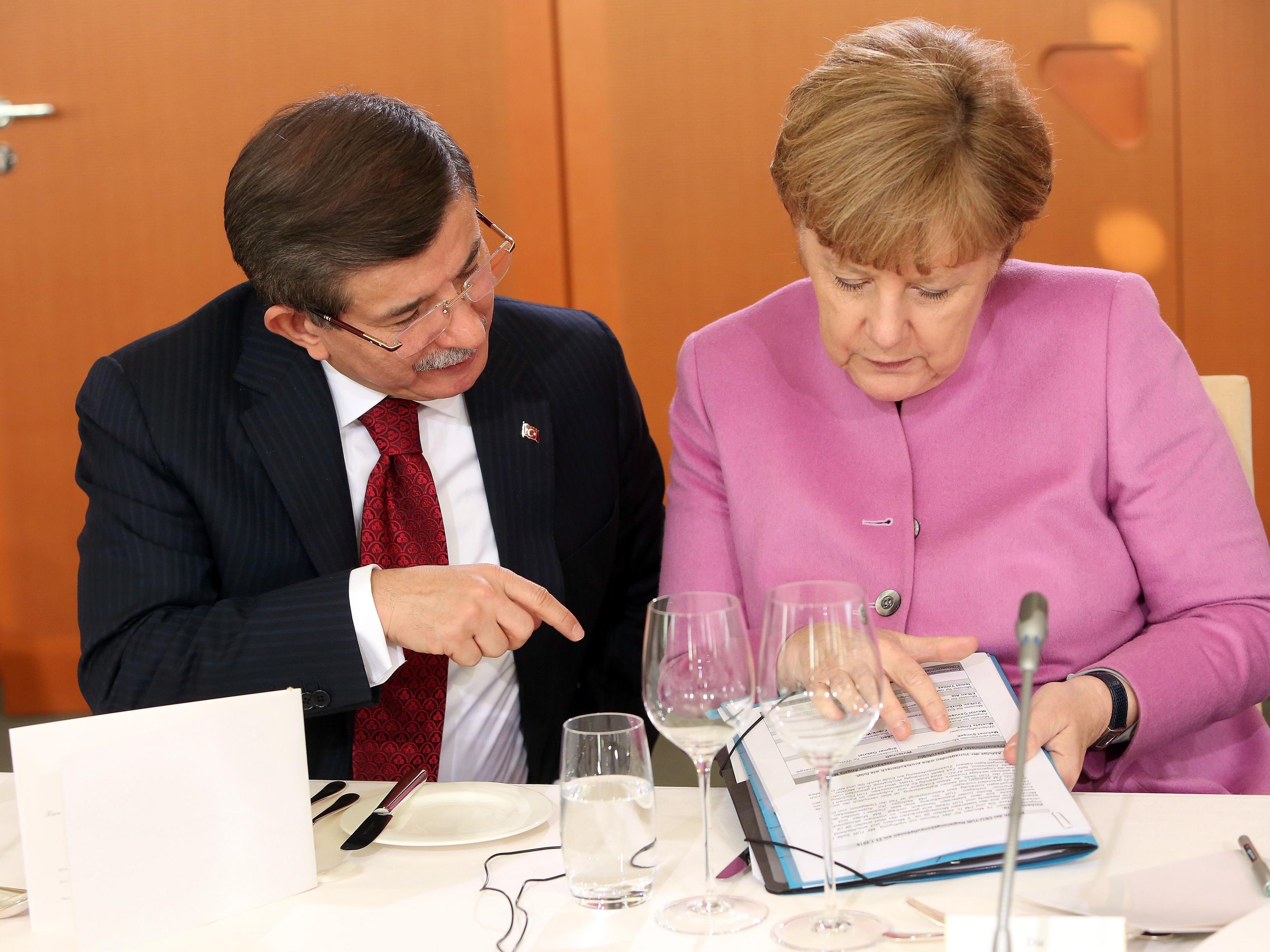Regierungskonsultationen: Davutoglu mit Merkel in Berlin.