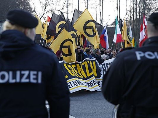 Bei einer Identitären-Demo in Graz kam es zu einer Rauferei Bei einer Identitären-Demo in Graz kam es zu einer Rauferei