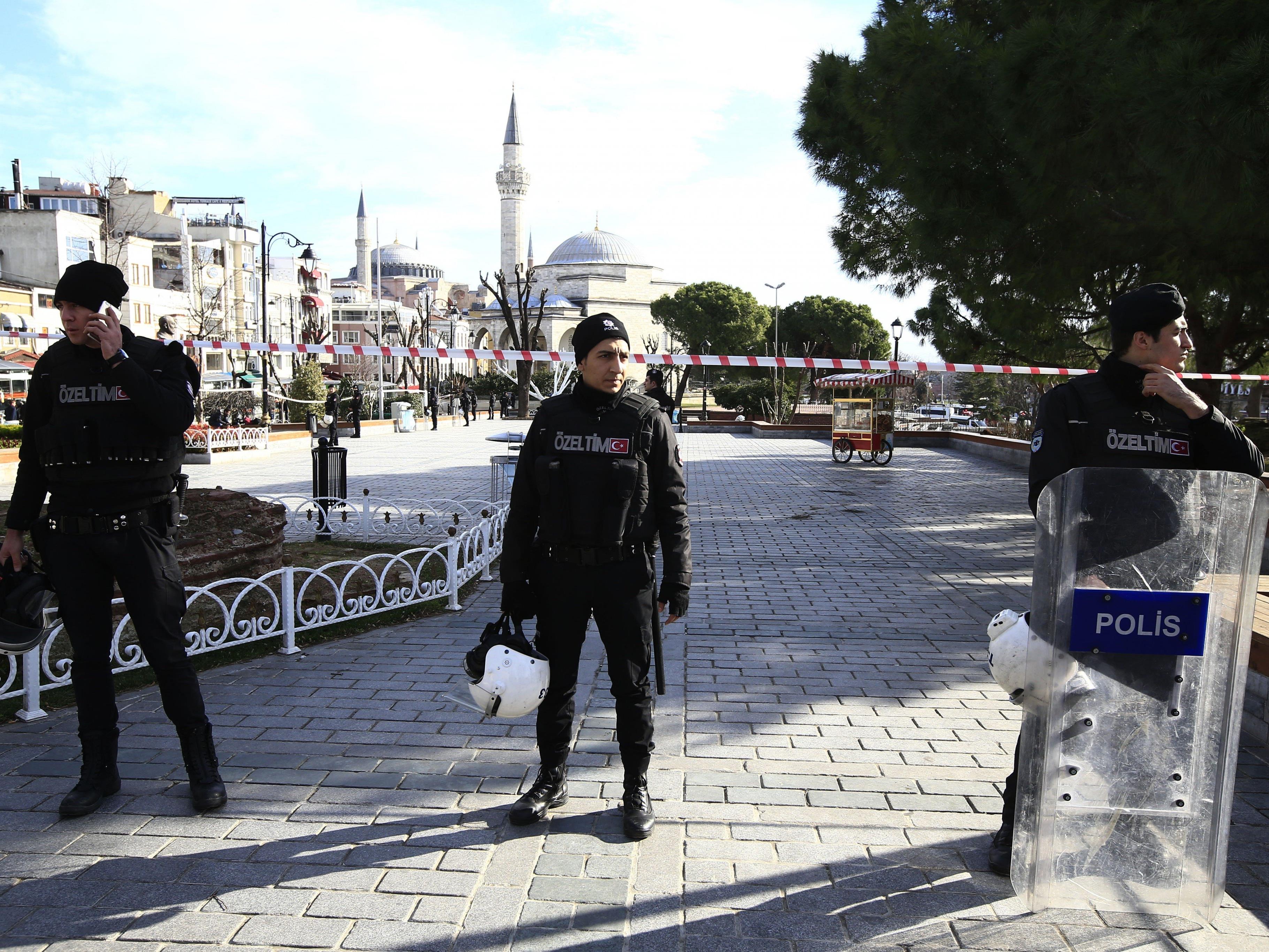 Polizisten riegeln die Gegend um die Hagia Sophia ab.