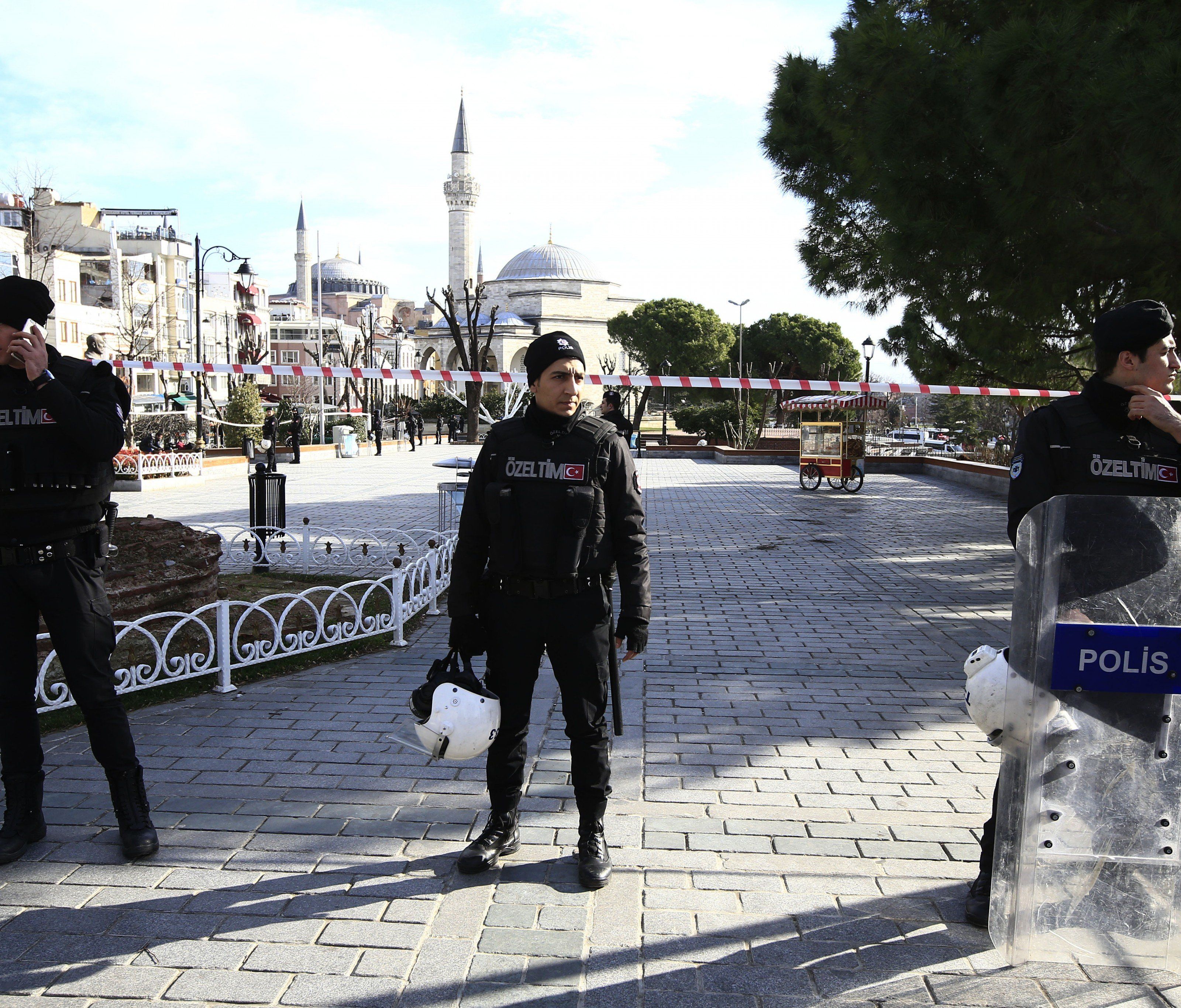 Polizisten riegeln die Gegend um die Hagia Sophia ab. Polizisten riegeln die Gegend um die Hagia Sophia ab.
