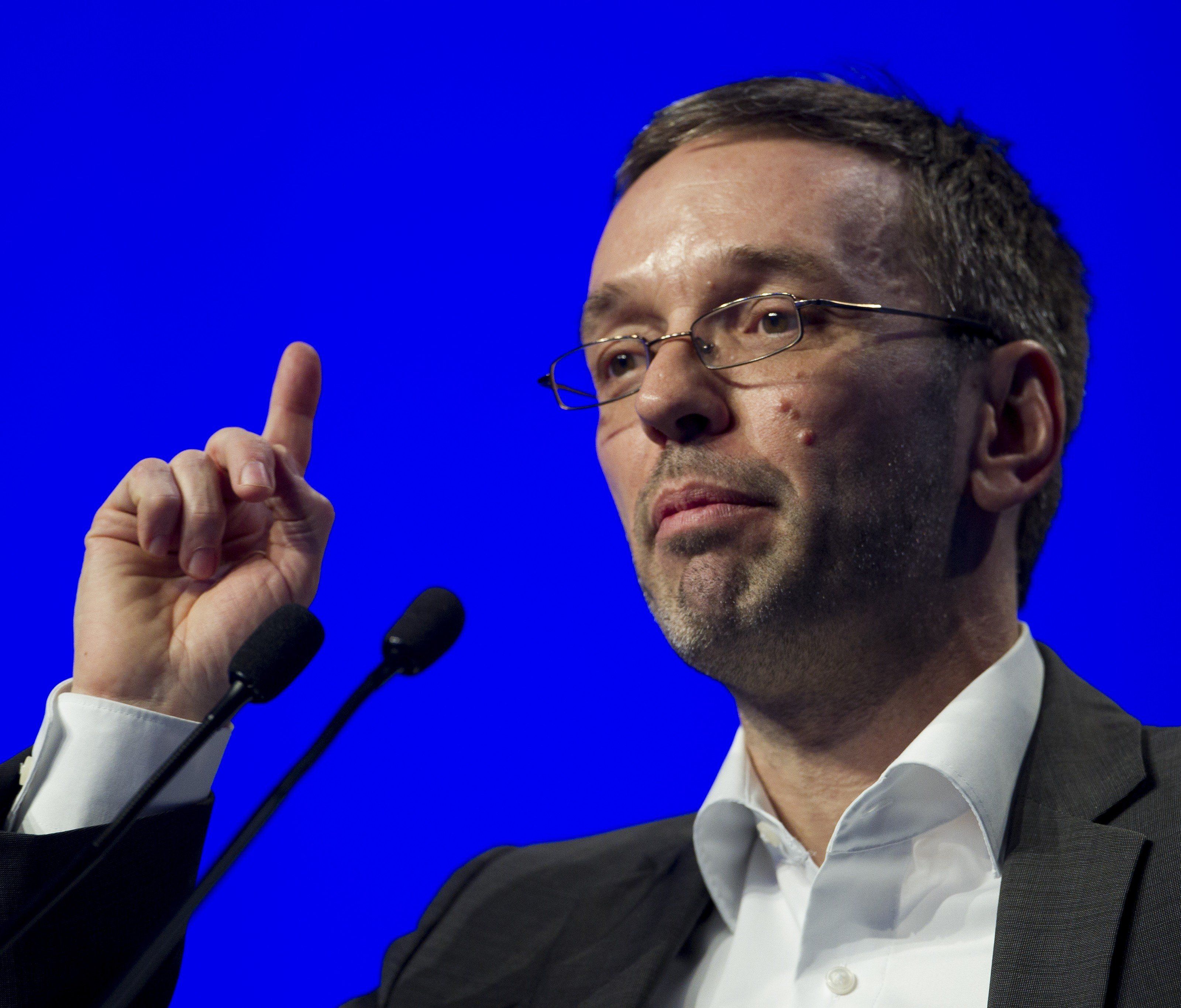 FPÖ-Generalsekretär bezeichnet Fischer als "Lehrer Lämpel" und hält ihm dann selbst eine Standpauke. FPÖ-Generalsekretär bezeichnet Fischer als "Lehrer Lämpel" und hält ihm dann selbst eine Standpauke.