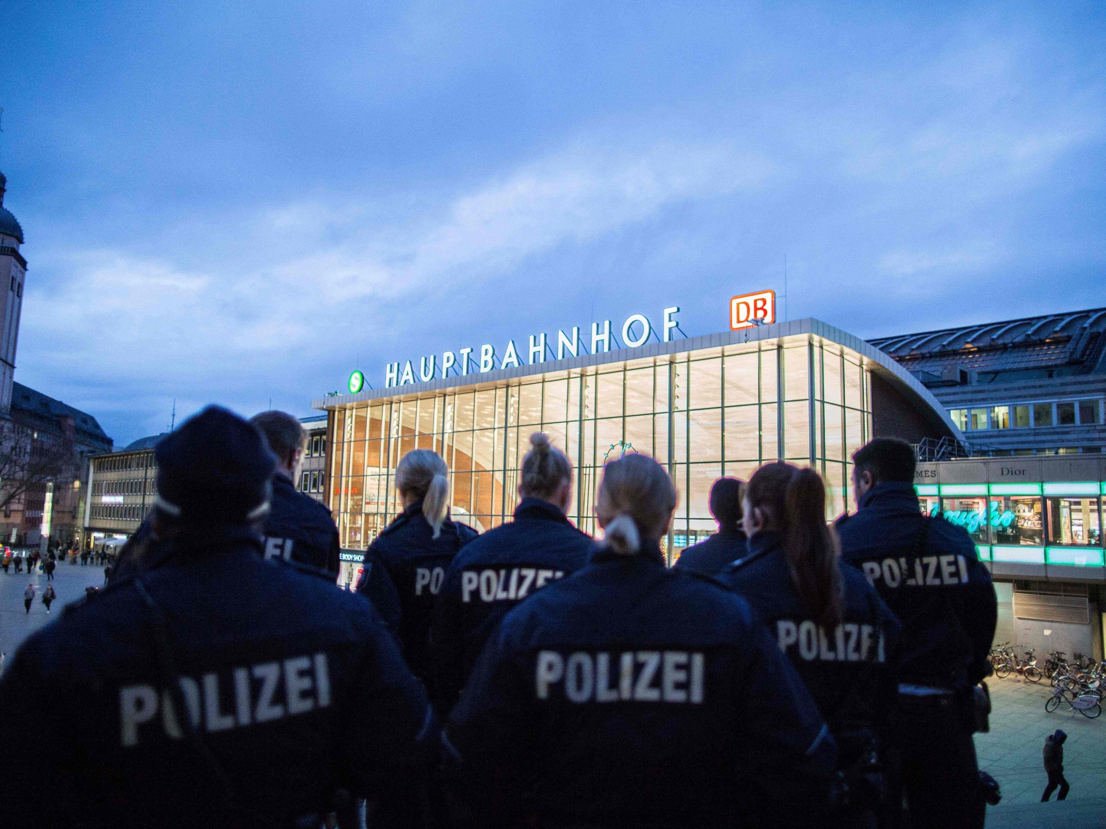 Eine Woche nach den Kölner Übergriffen ist noch unklar, was genau in der Silvesternacht geschah. Immer mehr Polizisten widersprechen ihrer Führung.