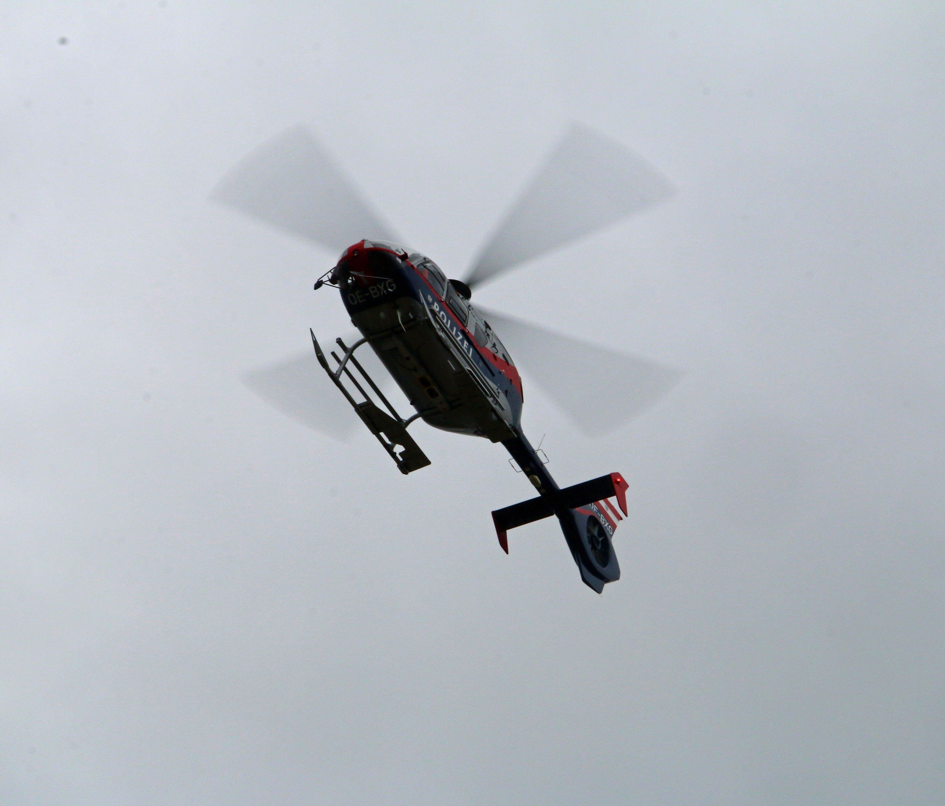 Vom Weg abgekommen: Verirrte Wanderin in Vorarlberg von Hubschrauber geborgen. Vom Weg abgekommen: Verirrte Wanderin in Vorarlberg von Hubschrauber geborgen.