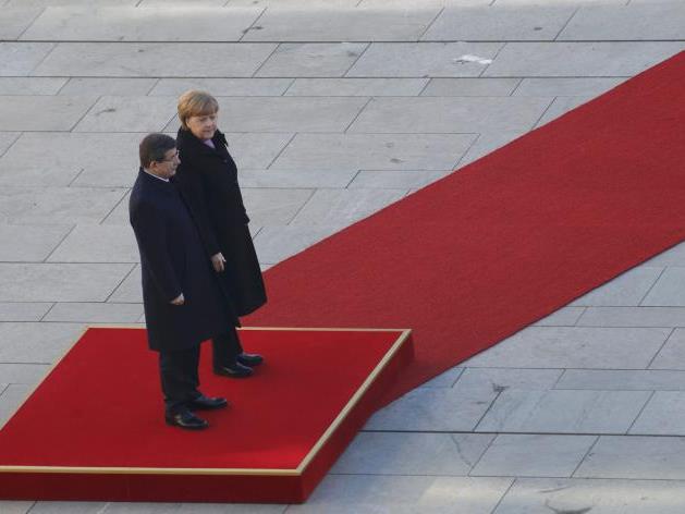 Merkel empfing türkischen Ministerpräsidenten Davutoglu in Berlin mit militärischen Ehren.