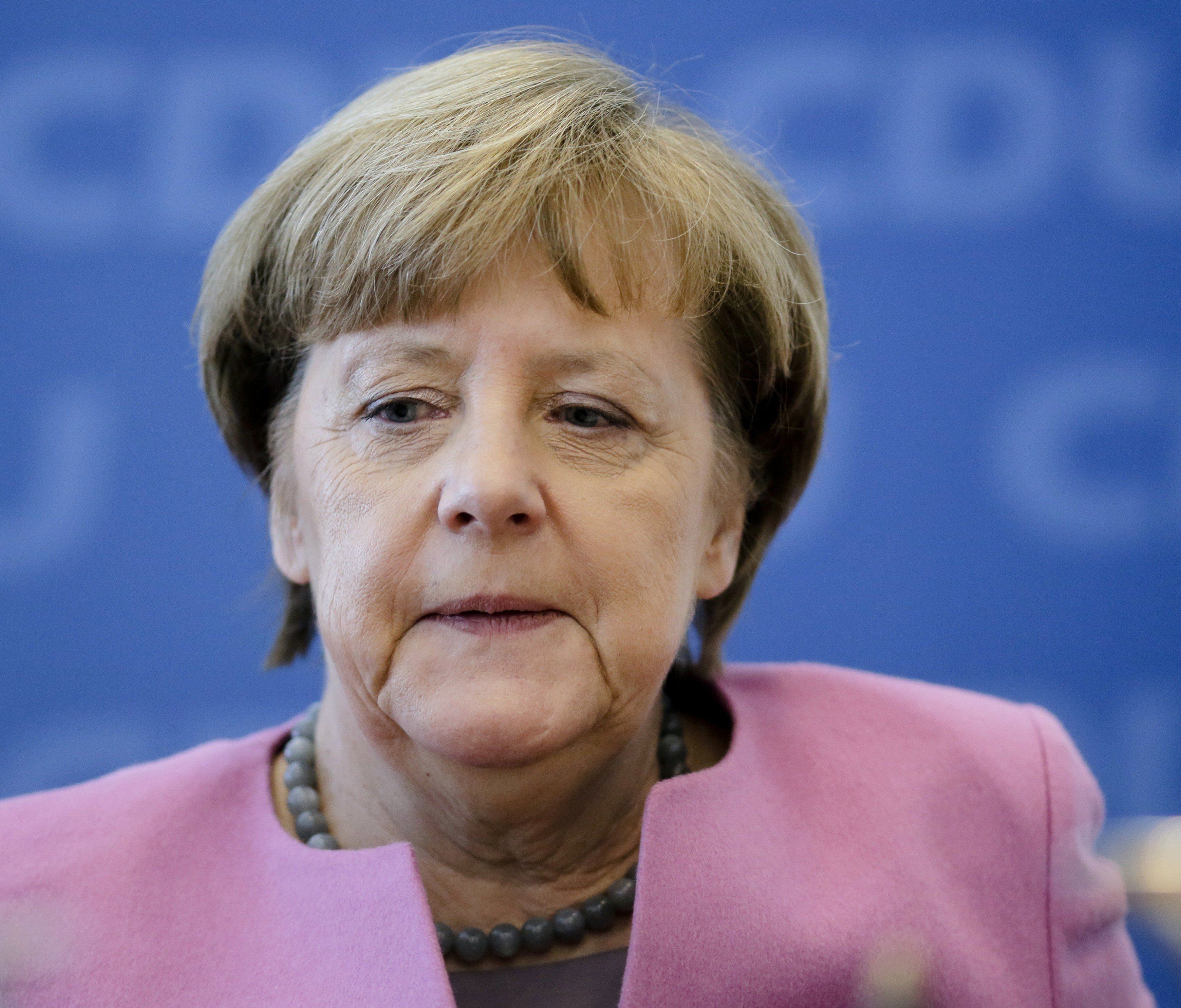 Angela Merkel ist in der Flüchtlingsfrage zunehmend isoliert - inner- wie außerhalb Deutschlands. Angela Merkel ist in der Flüchtlingsfrage zunehmend isoliert - inner- wie außerhalb Deutschlands.