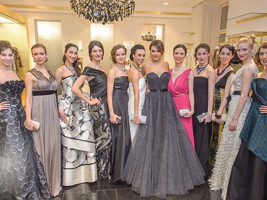 Die Solistinnen in Tanz und Gesang für den Opernball in ihren Roben. Die Solistinnen in Tanz und Gesang für den Opernball in ihren Roben.