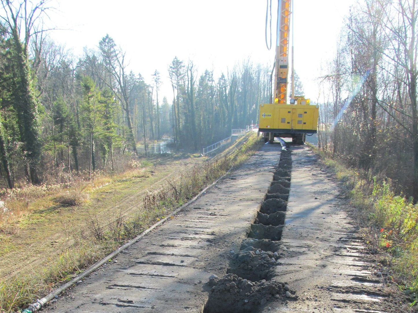 Einbau von Betonwänden am Alpenrhein