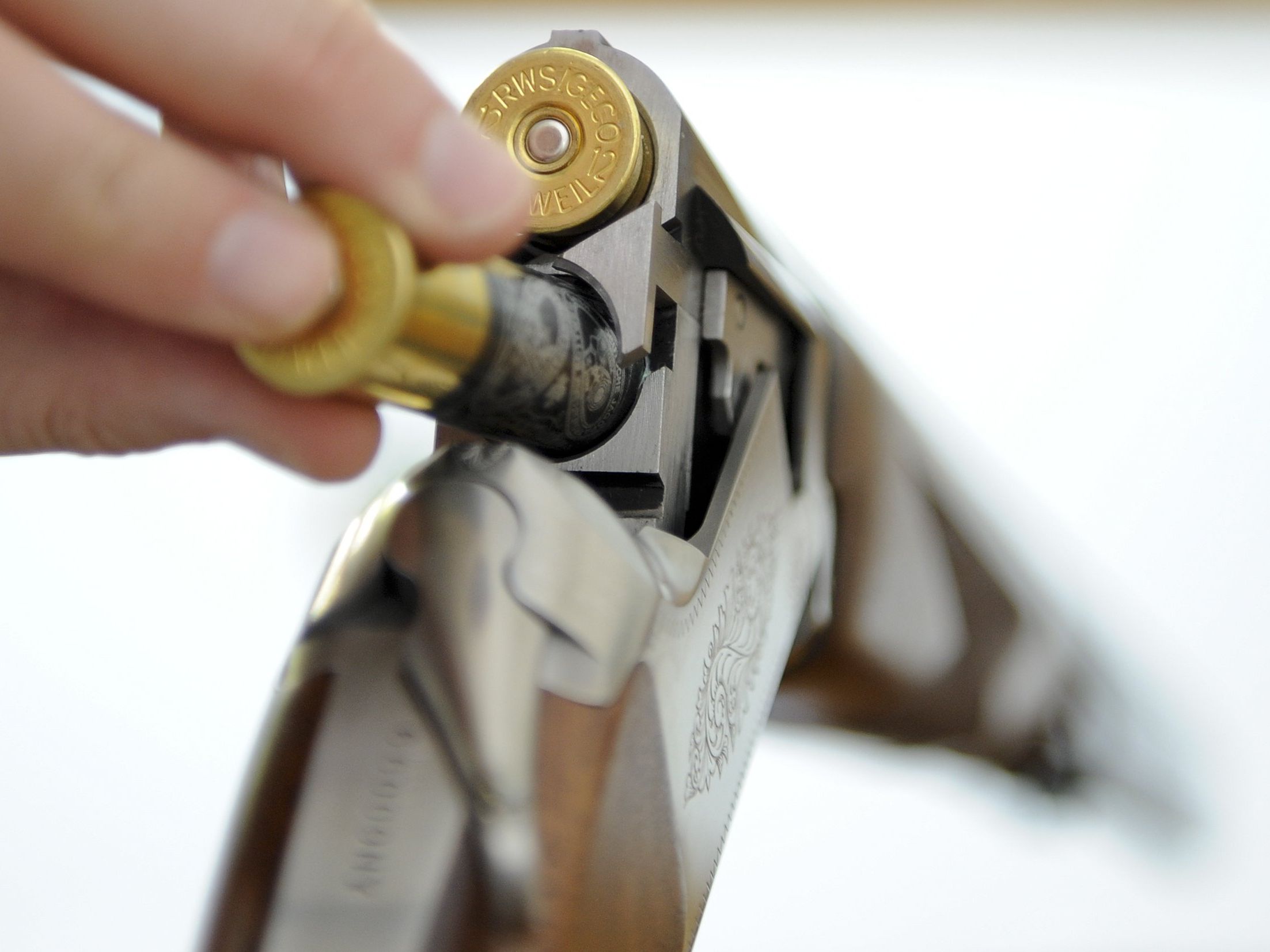 Deutscher hantiert mit Jagdgewehr und erschießt Tochter. Deutscher hantiert mit Jagdgewehr und erschießt Tochter.