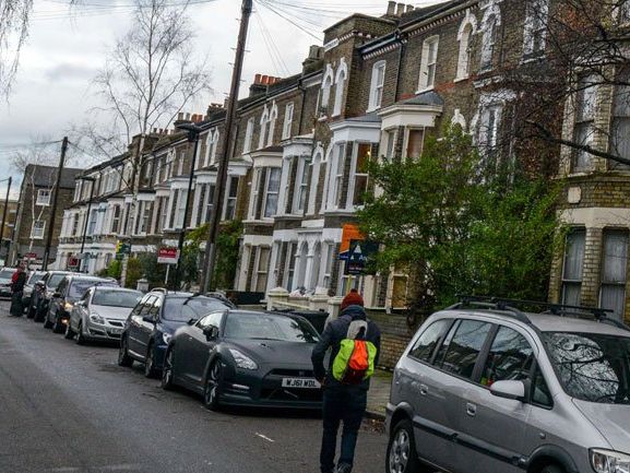 "I live in a terrorist house": Schreiben wollte der Zehnjährige "terraced house" (Reihenhaus). "I live in a terrorist house": Schreiben wollte der Zehnjährige "terraced house" (Reihenhaus).