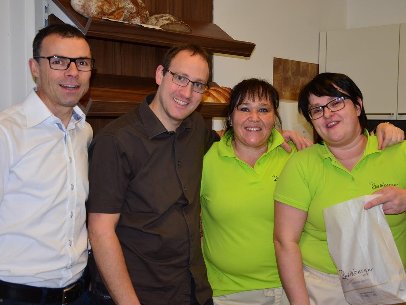 Bürgermeister Kilian Tschabrun, Peter Rheinberger, Sandra und Simone bei der Eröffnung des Bäckerladens in Batschuns.