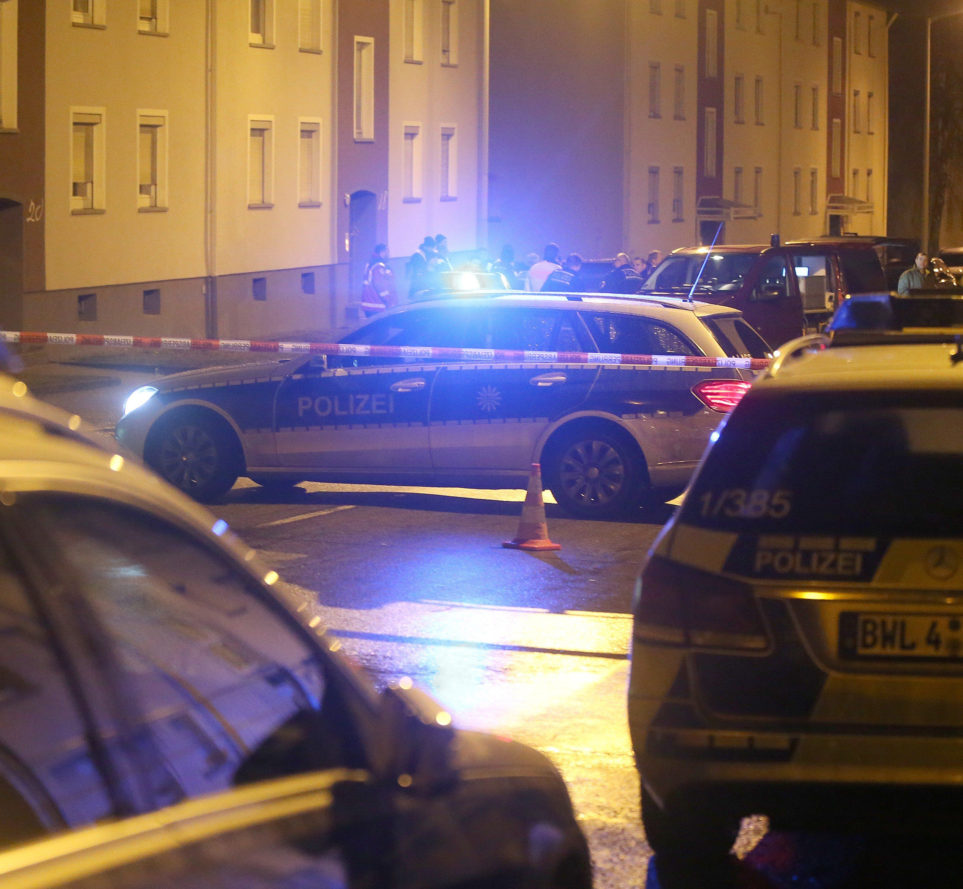 Unbekannte warfen eine echte Handgranate auf ein Flüchtlingsheim in Deutschland. Unbekannte warfen eine echte Handgranate auf ein Flüchtlingsheim in Deutschland.