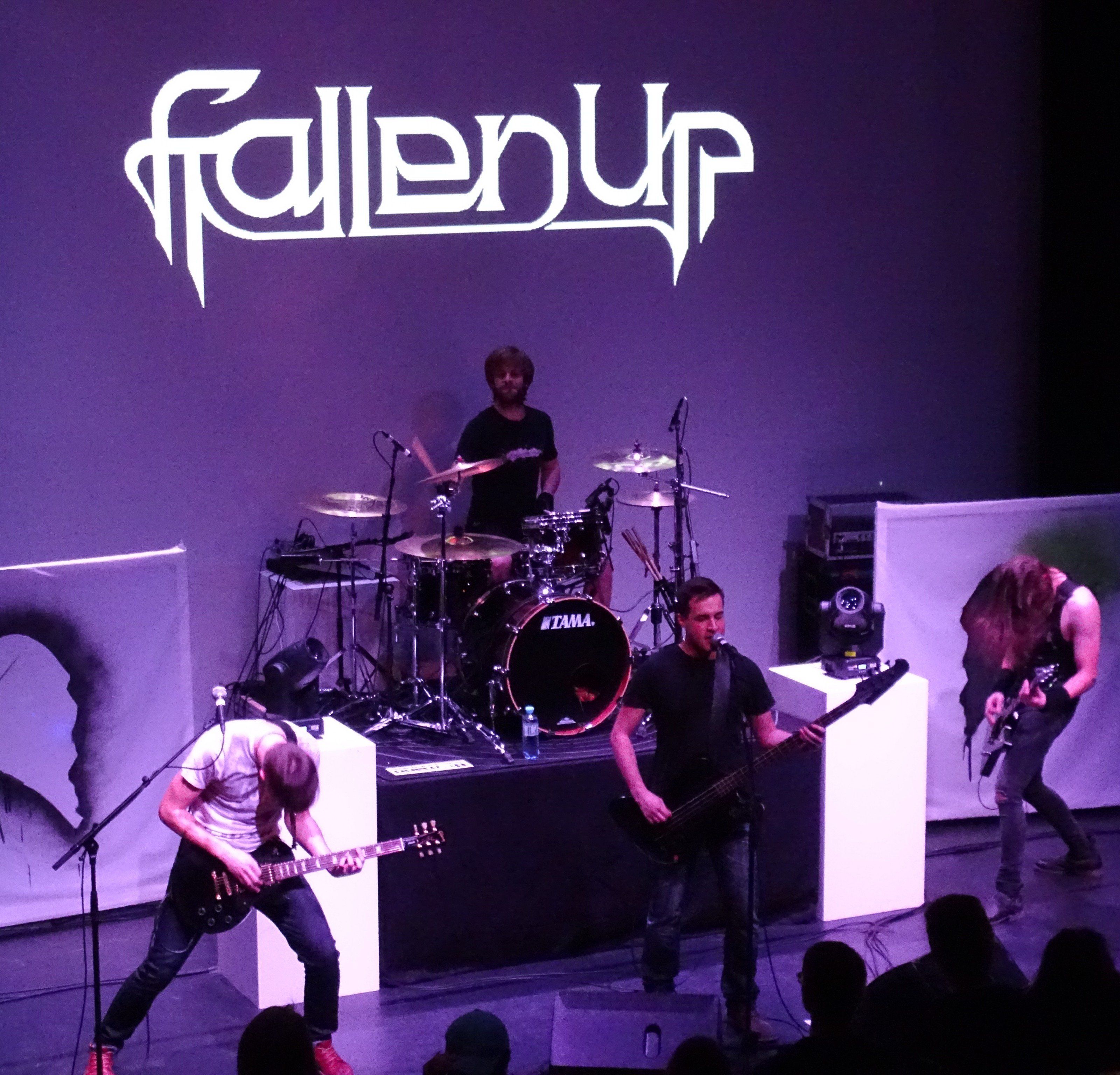 Die vier Bandmitglieder von Fallen Up überzeugten bei ihrer CD-Präsentation in der Remise mit gewohnt hartem Sound und sozialkritischen Texten. Die vier Bandmitglieder von Fallen Up überzeugten bei ihrer CD-Präsentation in der Remise mit gewohnt hartem Sound und sozialkritischen Texten.