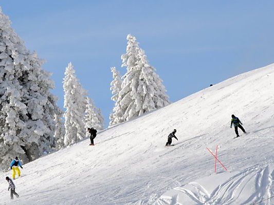 Pistenrand ist durch Schutzmaßnahmen zu sichern Pistenrand ist durch Schutzmaßnahmen zu sichern