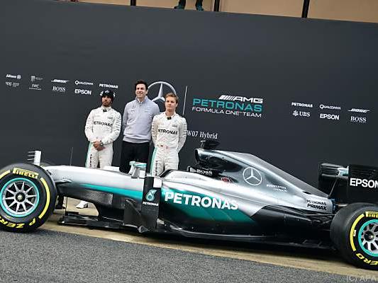 Lewis Hamilton, Toto Wolff und Nico Rosberg mit dem neuen Wagen