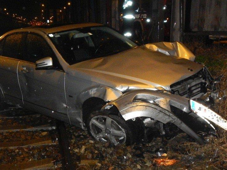 Bei einem Verkehrsunfall am handelskai wurde ein Auto auf die Gleise geschleudert.