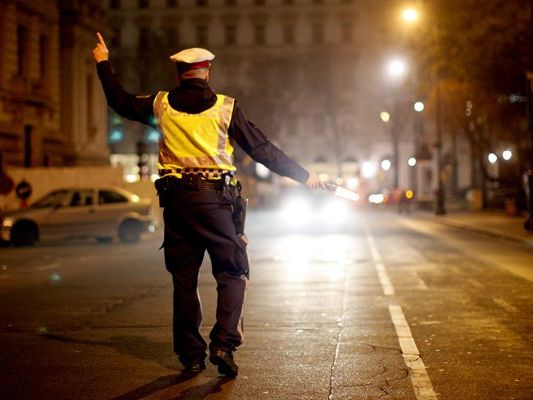 Die Polizei nahm zwei mutmaßliche Schlepper im 10. Bezirk fest. Die Polizei nahm zwei mutmaßliche Schlepper im 10. Bezirk fest.