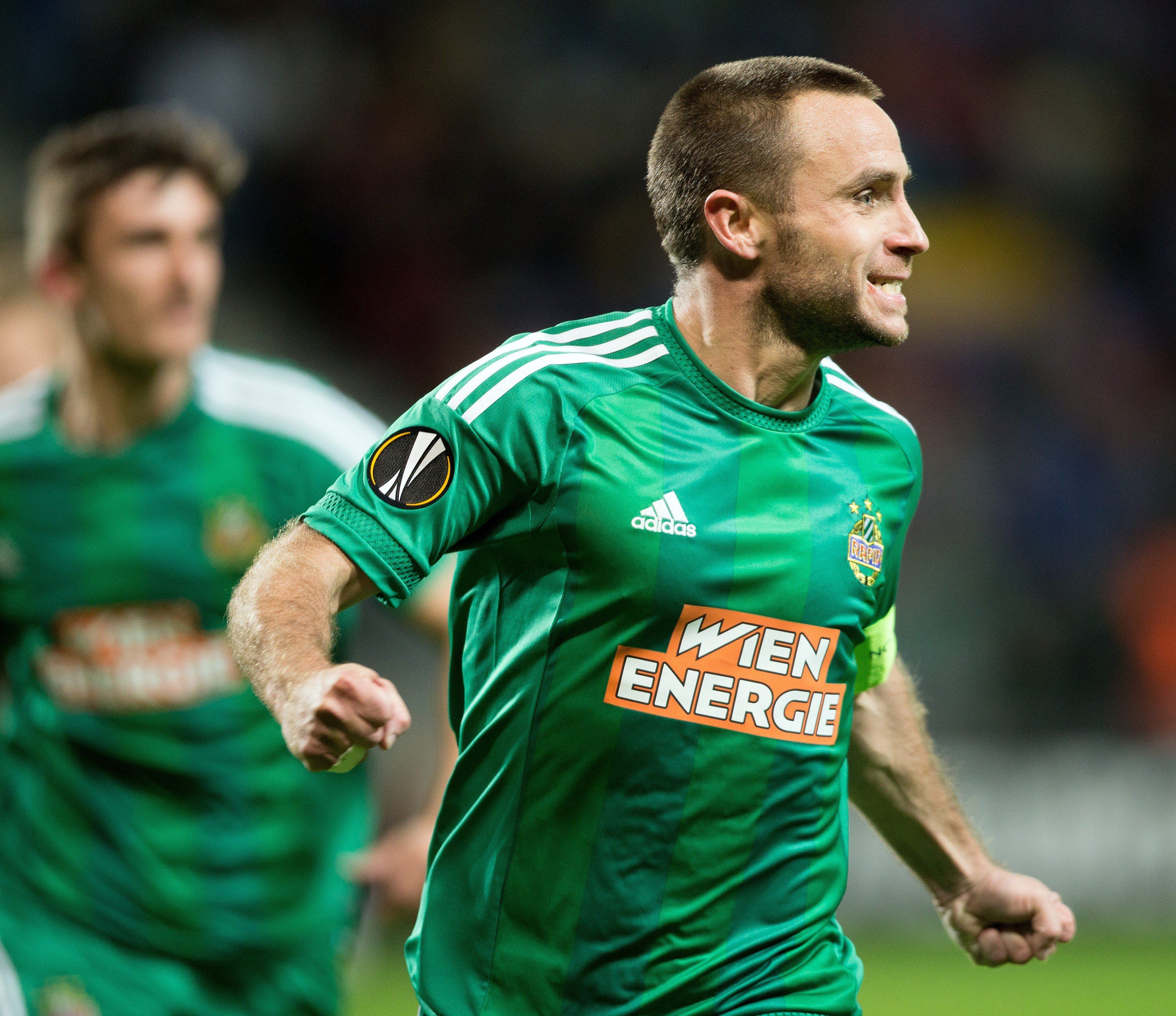 Steffen Hofmann bleibt ein weiteres Jahr bei seinem Verein Rapid Wien. Steffen Hofmann bleibt ein weiteres Jahr bei seinem Verein Rapid Wien.