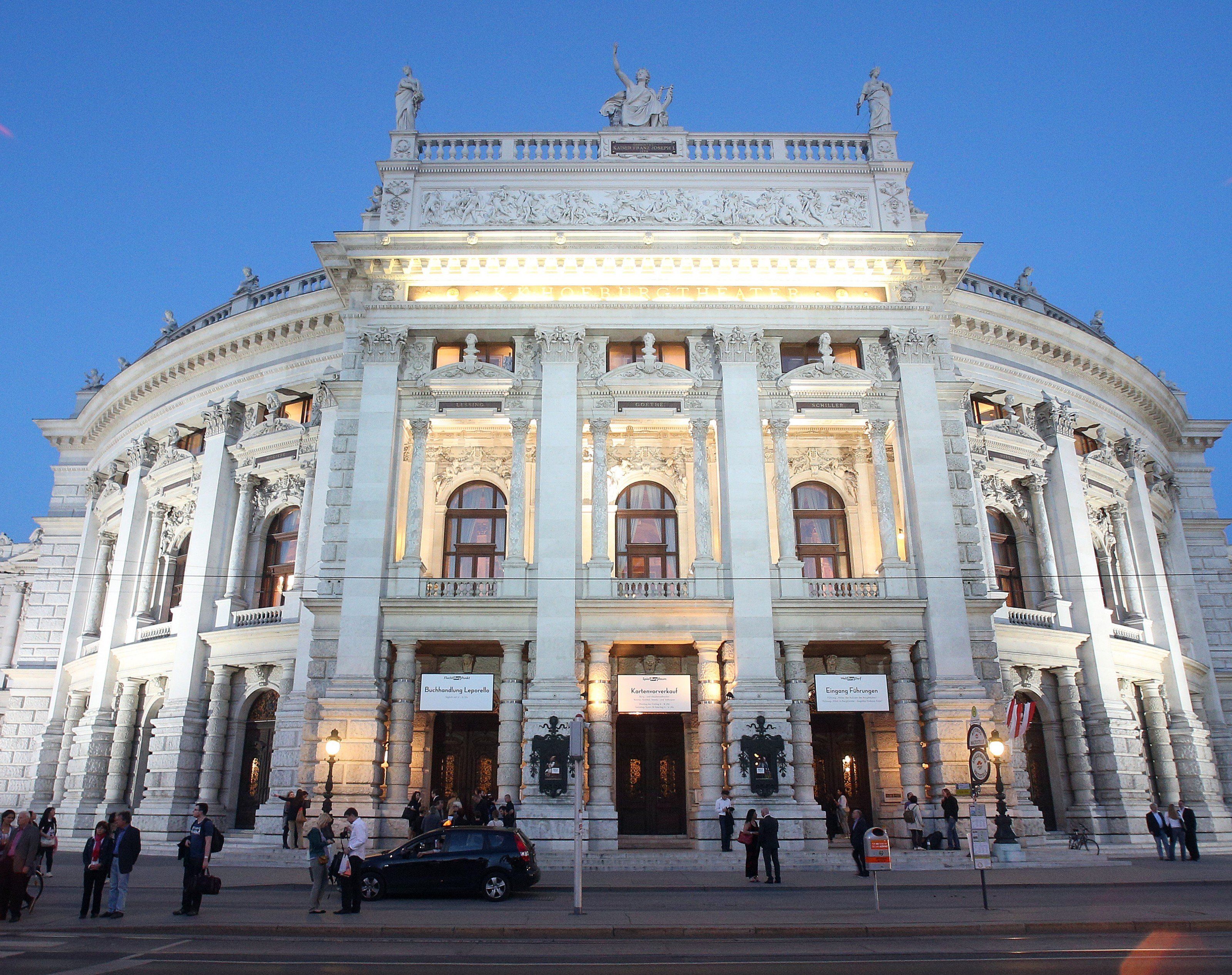 Das Burgtheater erholt sich langsam finanziell. Das Burgtheater erholt sich langsam finanziell.