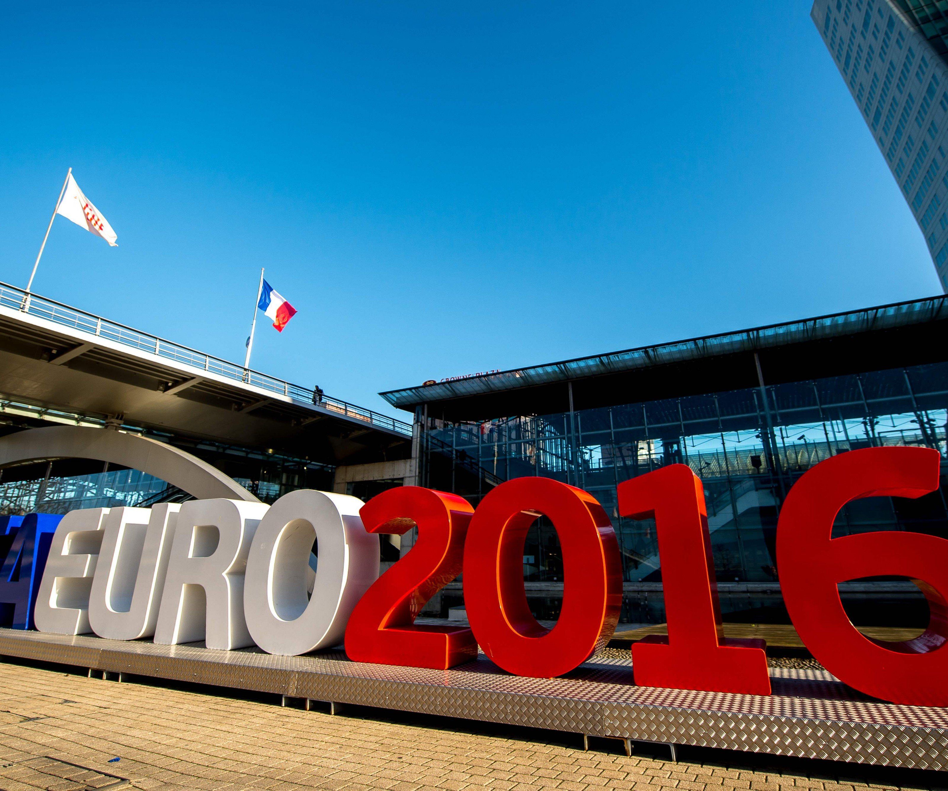 ORF und ATV teilen sich die TV-Rechte für die Fußball-EM 2016. ORF und ATV teilen sich die TV-Rechte für die Fußball-EM 2016.