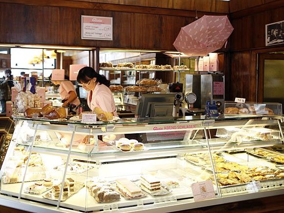 In eine Filiale der "Aida", der größten Kaffeehaus- und Konditoreikette der Stadt Wien, wurde eingebrochen In eine Filiale der "Aida", der größten Kaffeehaus- und Konditoreikette der Stadt Wien, wurde eingebrochen