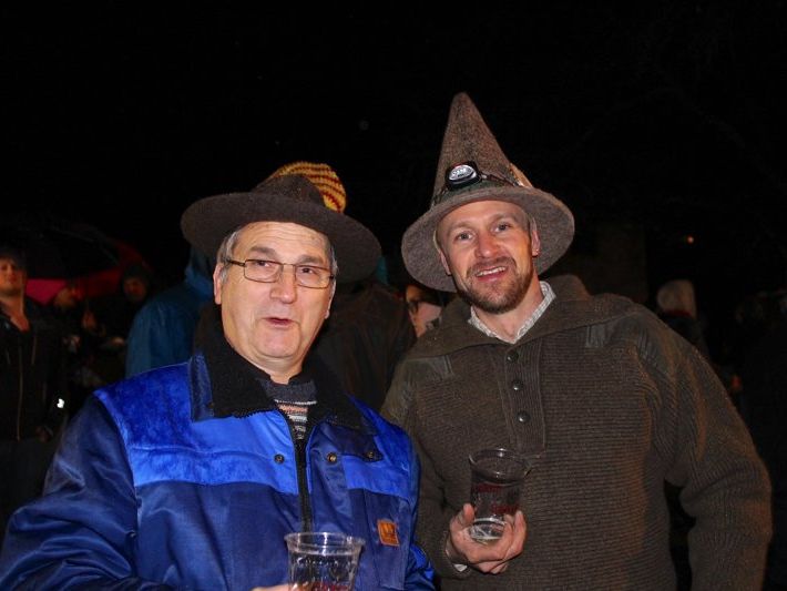 Bürgermeister Eugen Gabriel mit dem Initiator der Funkenzunft Fellengatter, Peter Wilhelm.