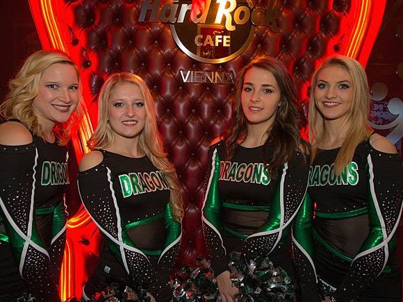 Dürfen beim Super Bowl Sunday nicht fehlen: Cheerleaderinnen Dürfen beim Super Bowl Sunday nicht fehlen: Cheerleaderinnen