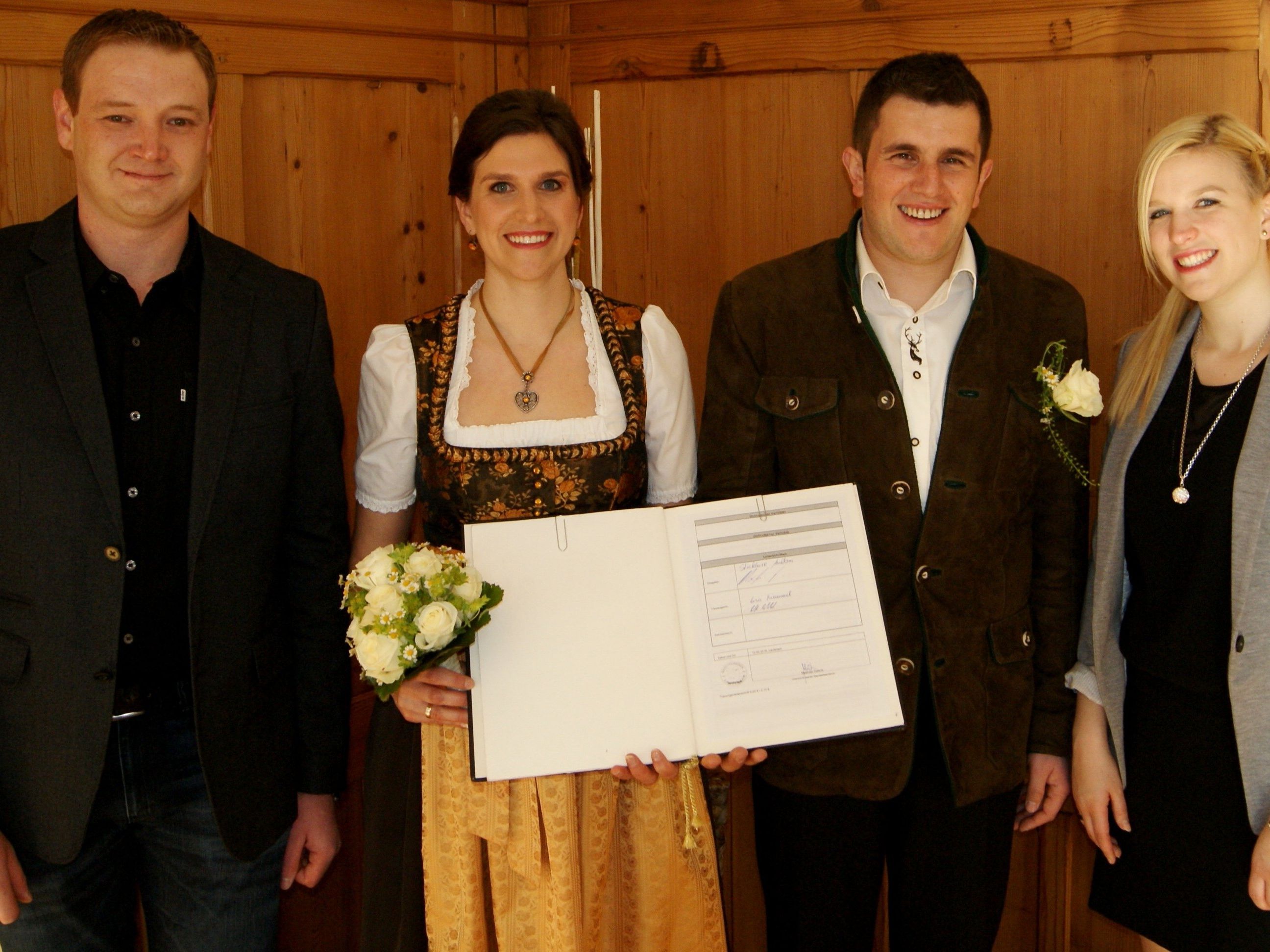 Im Hafen der Ehe: Andrea Kremmel und Michel Stocklasa flankiert von den Trauzeugen Lisa Kremmel und Patrik Rützler Im Hafen der Ehe: Andrea Kremmel und Michel Stocklasa flankiert von den Trauzeugen Lisa Kremmel und Patrik Rützler