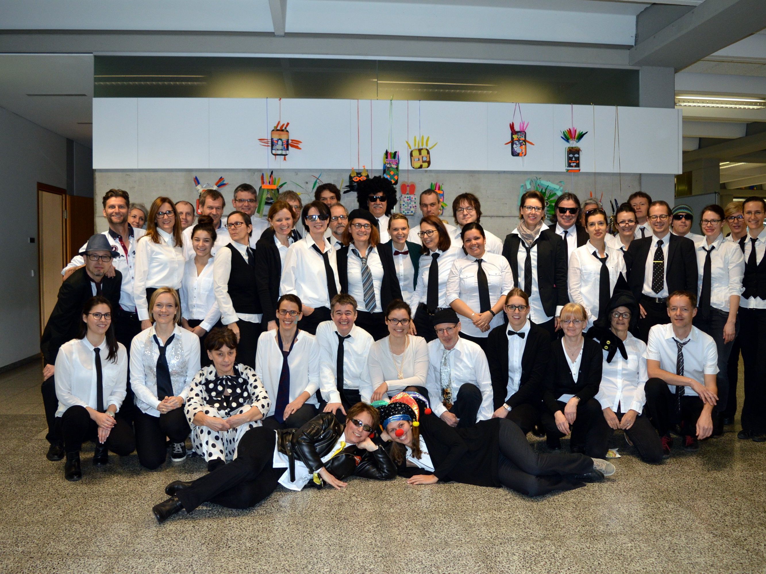Der Lehrkörper in der neuen Schuluniform Der Lehrkörper in der neuen Schuluniform
