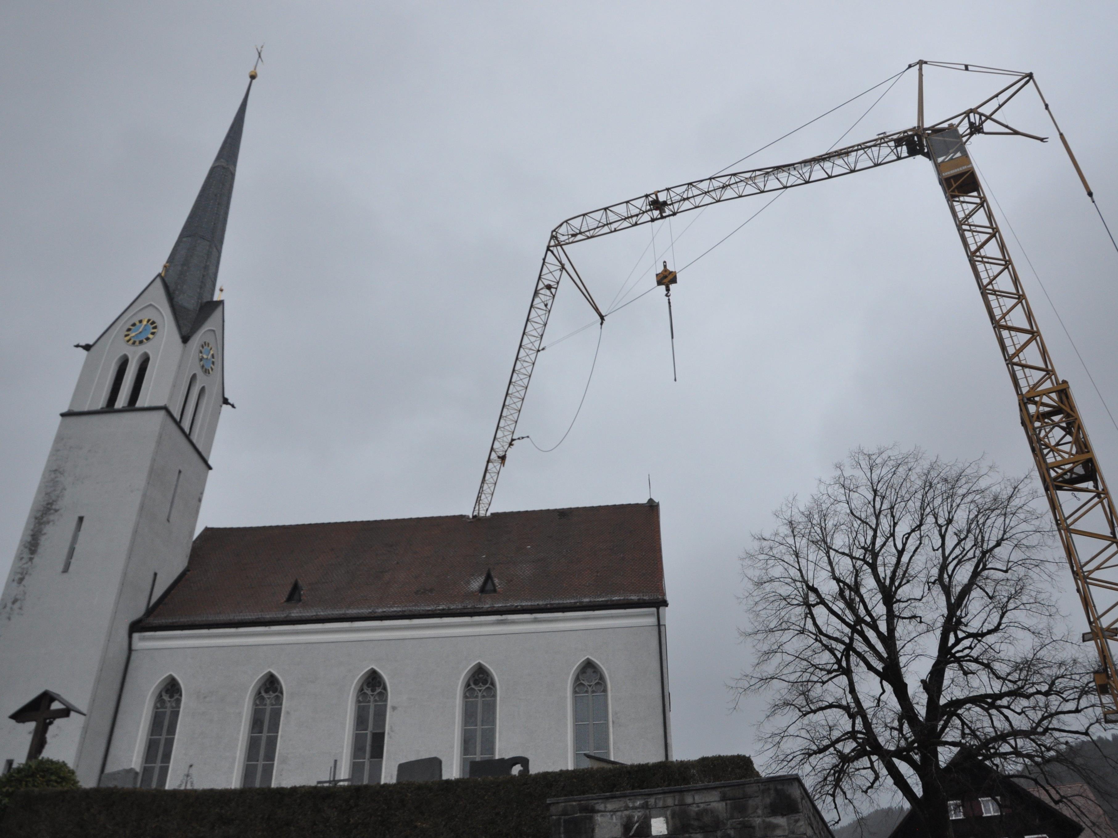 Der Ausleger eines Baukranes ist auf das Dach der Fraxner Kirche gestürzt.
