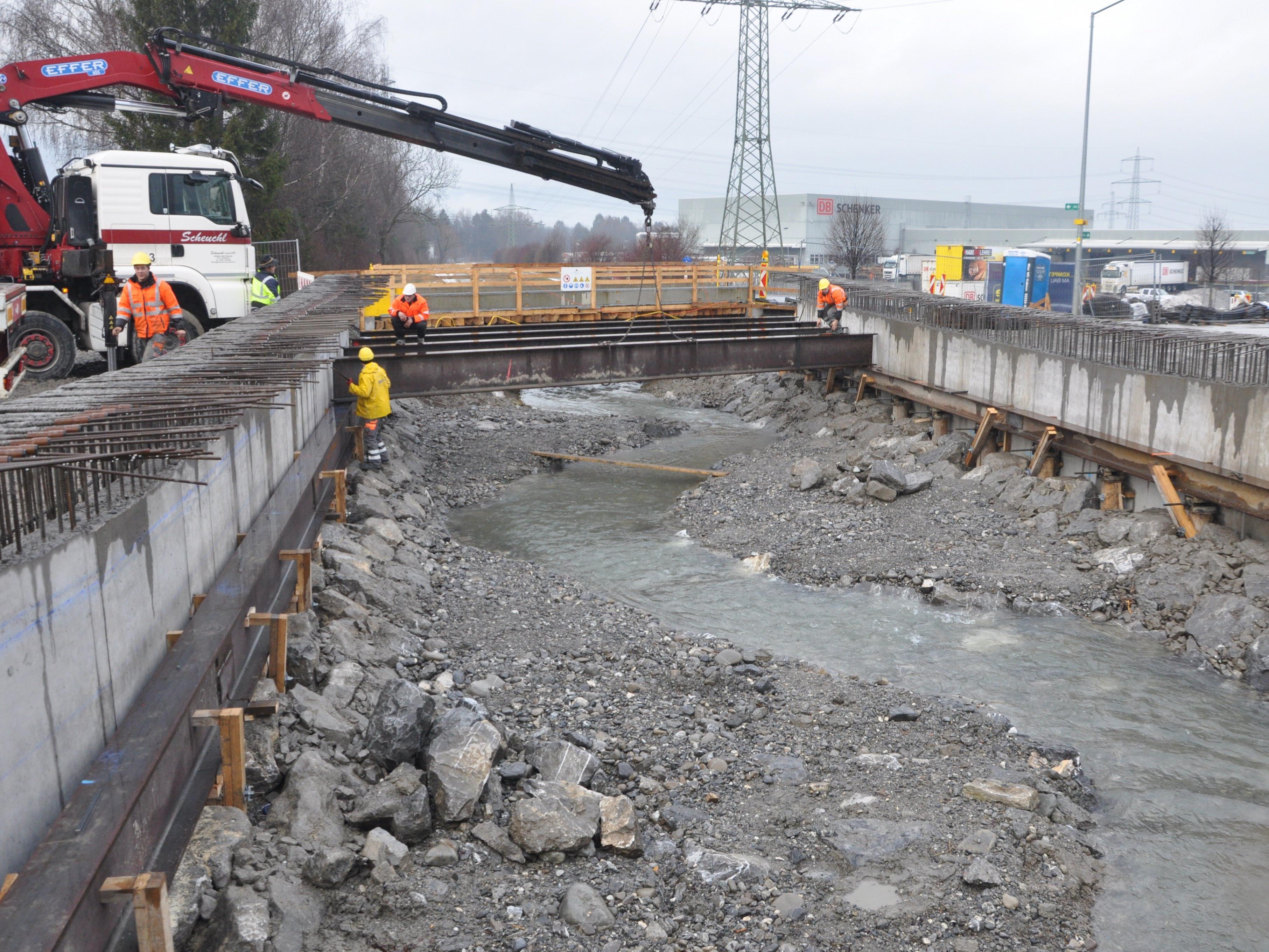 Die Bauarbeiten bei der Ratzbach Brücke an der L 190 laufen auf Hochtouren