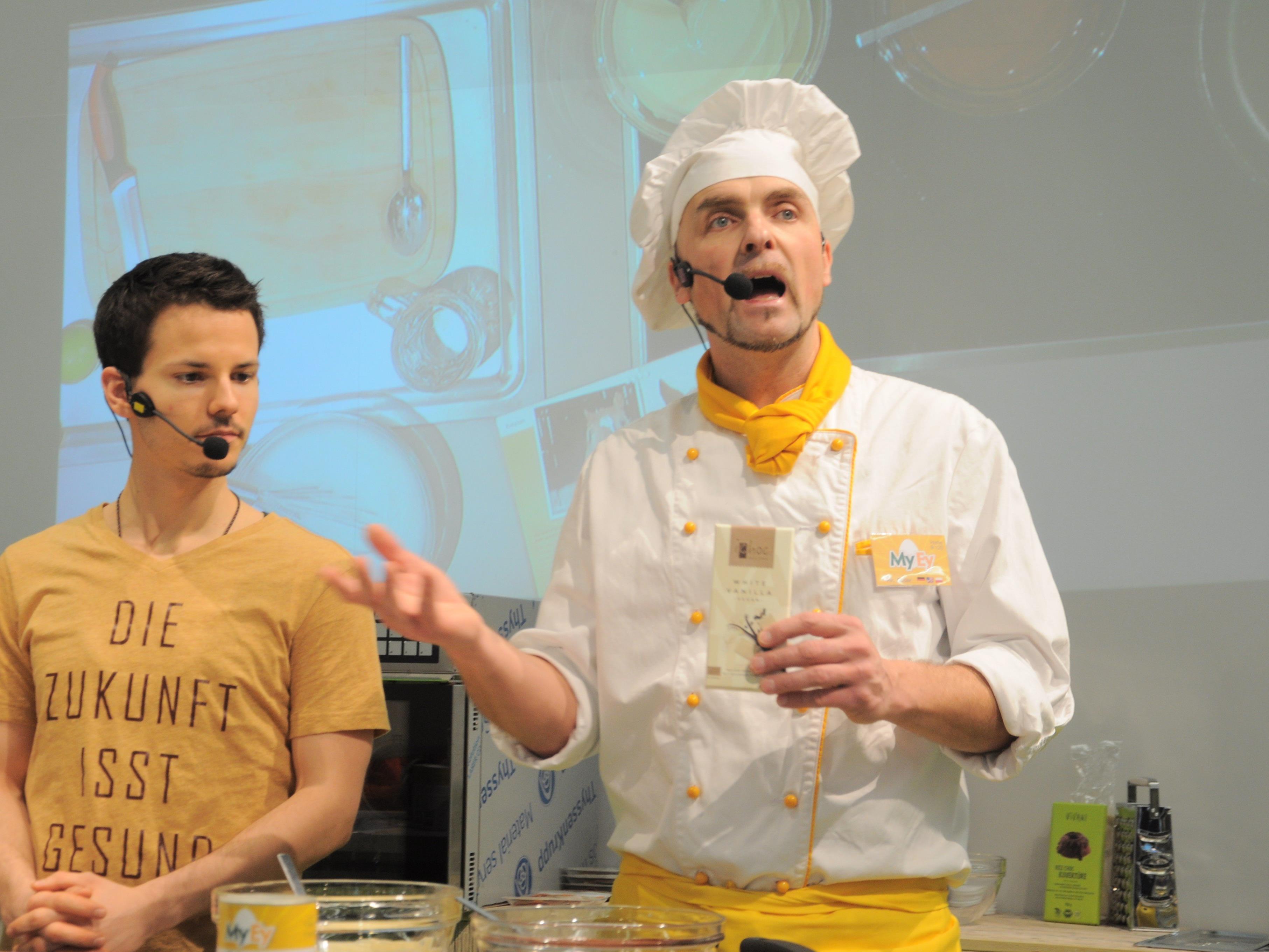 Niko Rittenau (l.) und Chris Geiser von MyEy bei einer der zahlreichen Kochshows in der Vegan-Halle.