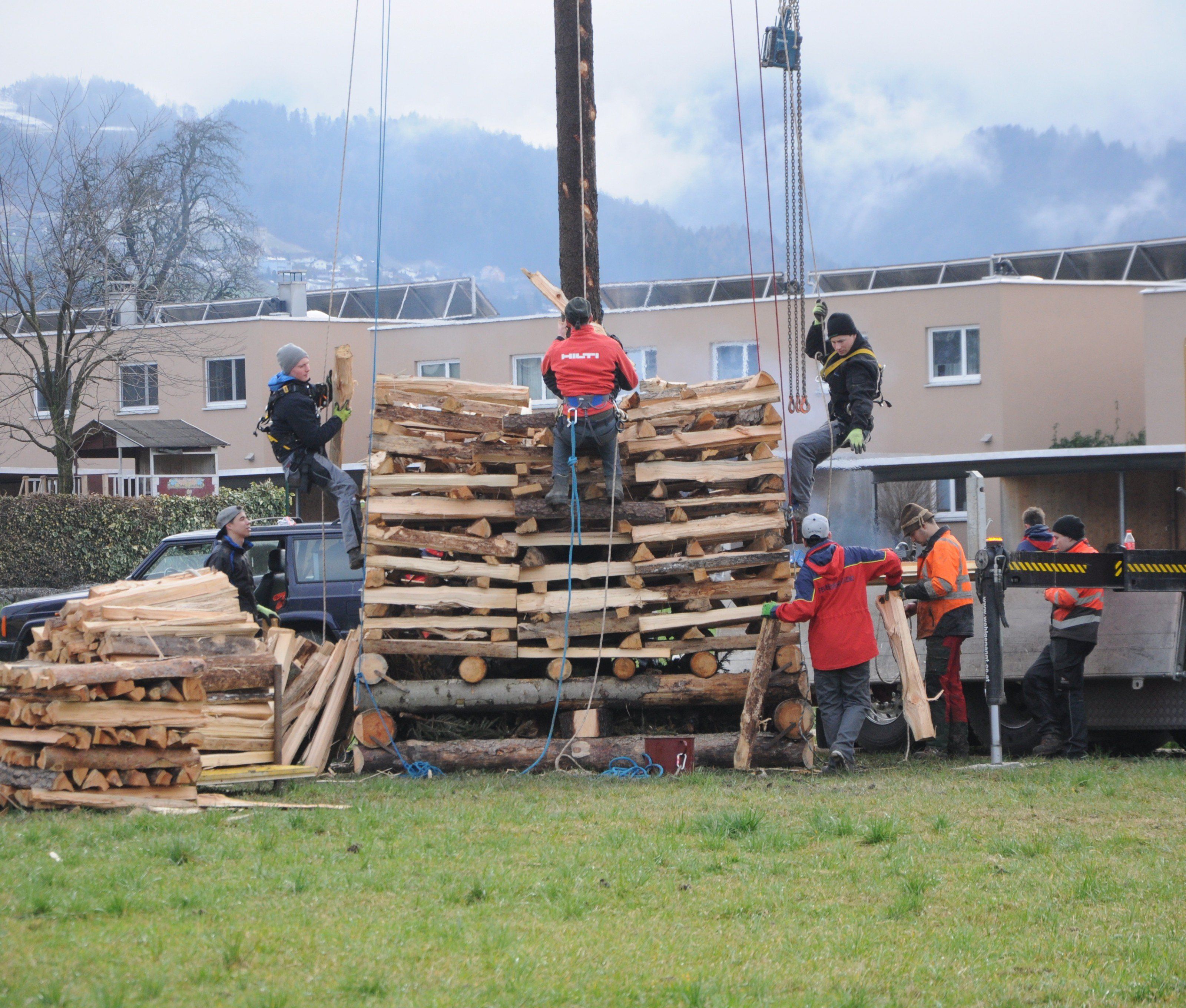 Bereits am Samstag Früh wurde von der Feuerwehr mit dem Funkenbau begonnen.