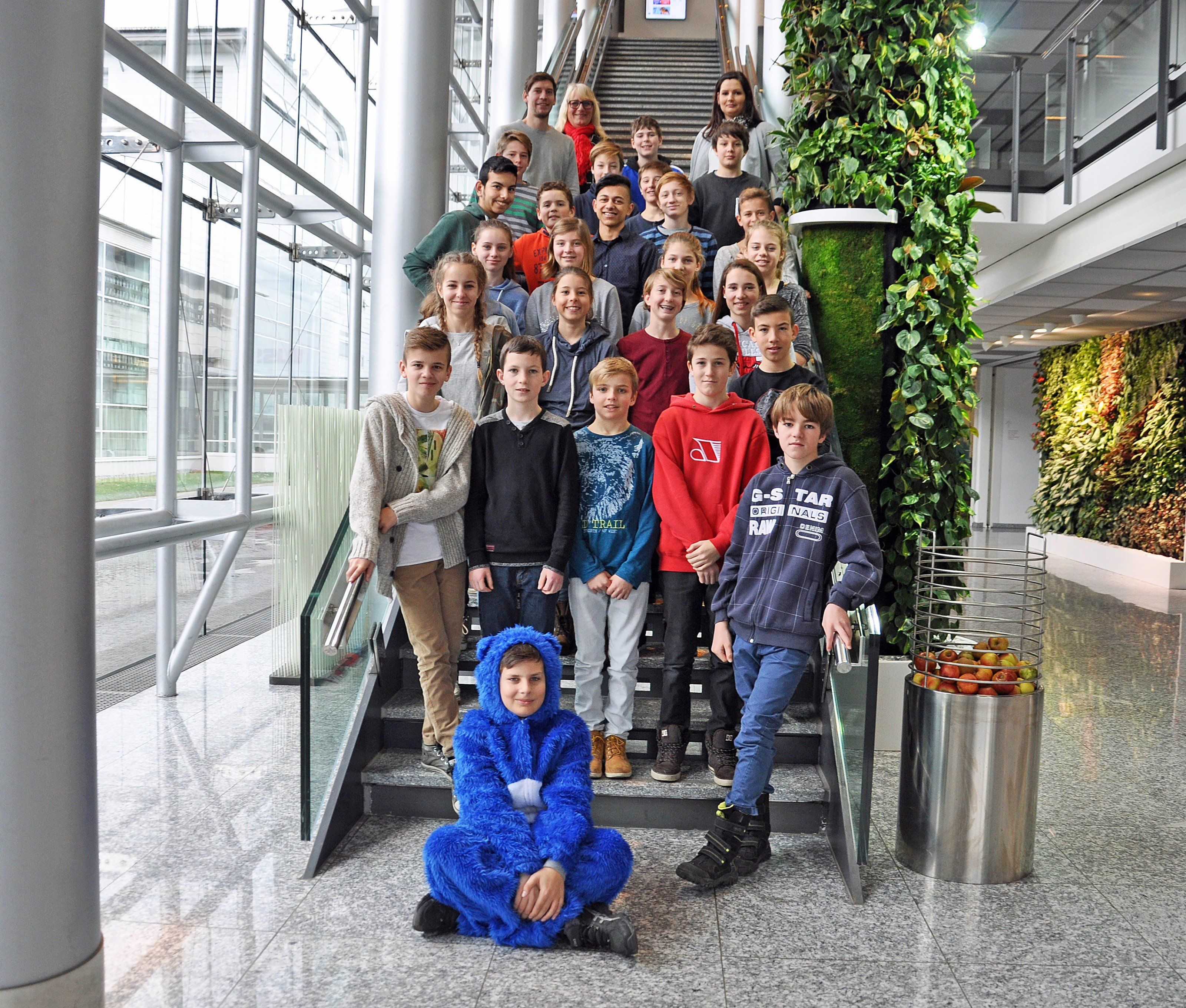 Die Schüler der Klassen 3a, 3b und 3c der Mittelschule Rankweil West bekamen einen Einblick in die heimische Medienlandschaft. Die Schüler der Klassen 3a, 3b und 3c der Mittelschule Rankweil West bekamen einen Einblick in die heimische Medienlandschaft.