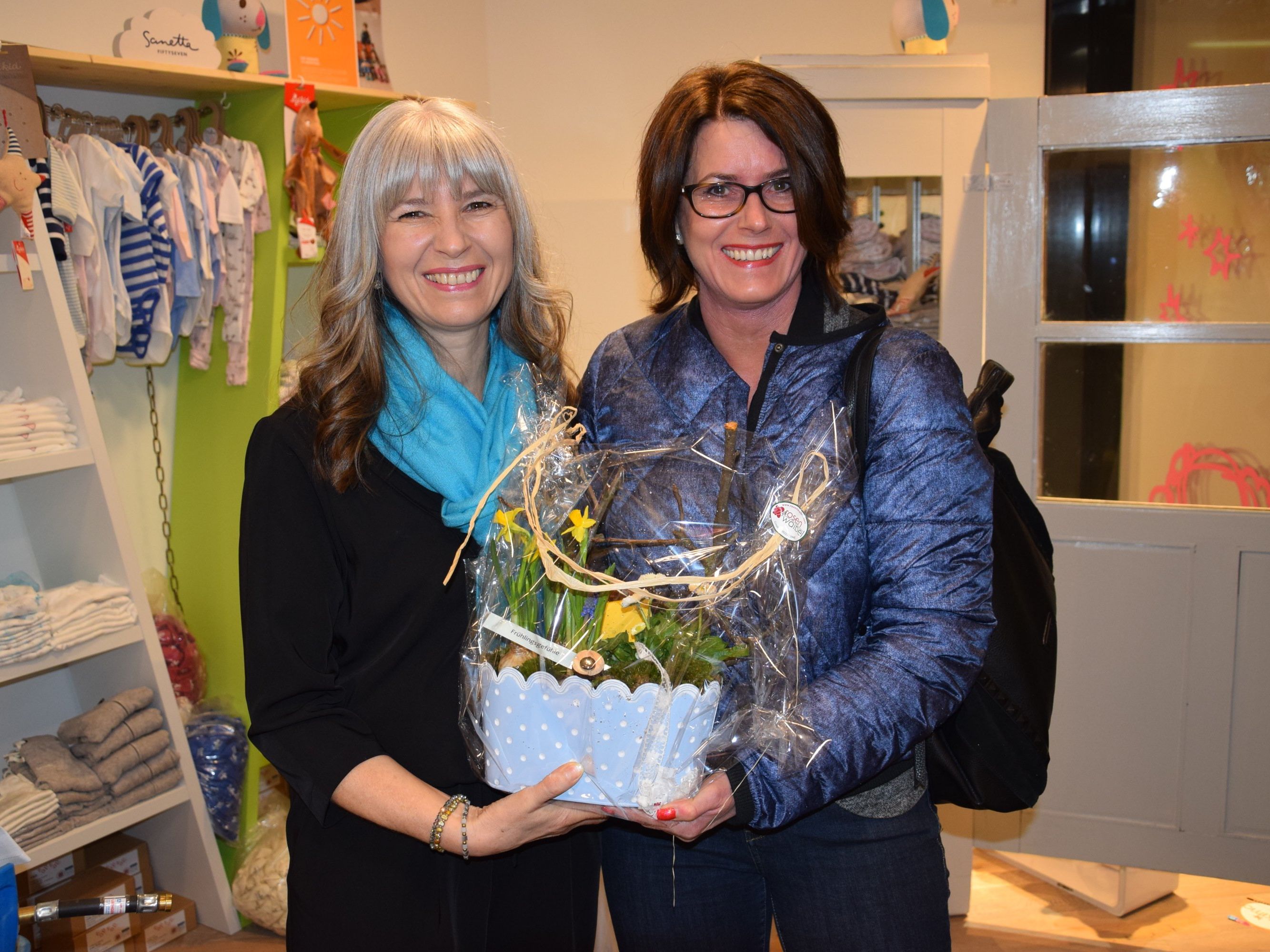 Doris Kroppa (li.) begrüßte zahlreiche Freunde, Bekannte und Geschäftspartner zur Eröffnung ihrer Babyboutique Dokimo Doris Kroppa (li.) begrüßte zahlreiche Freunde, Bekannte und Geschäftspartner zur Eröffnung ihrer Babyboutique Dokimo