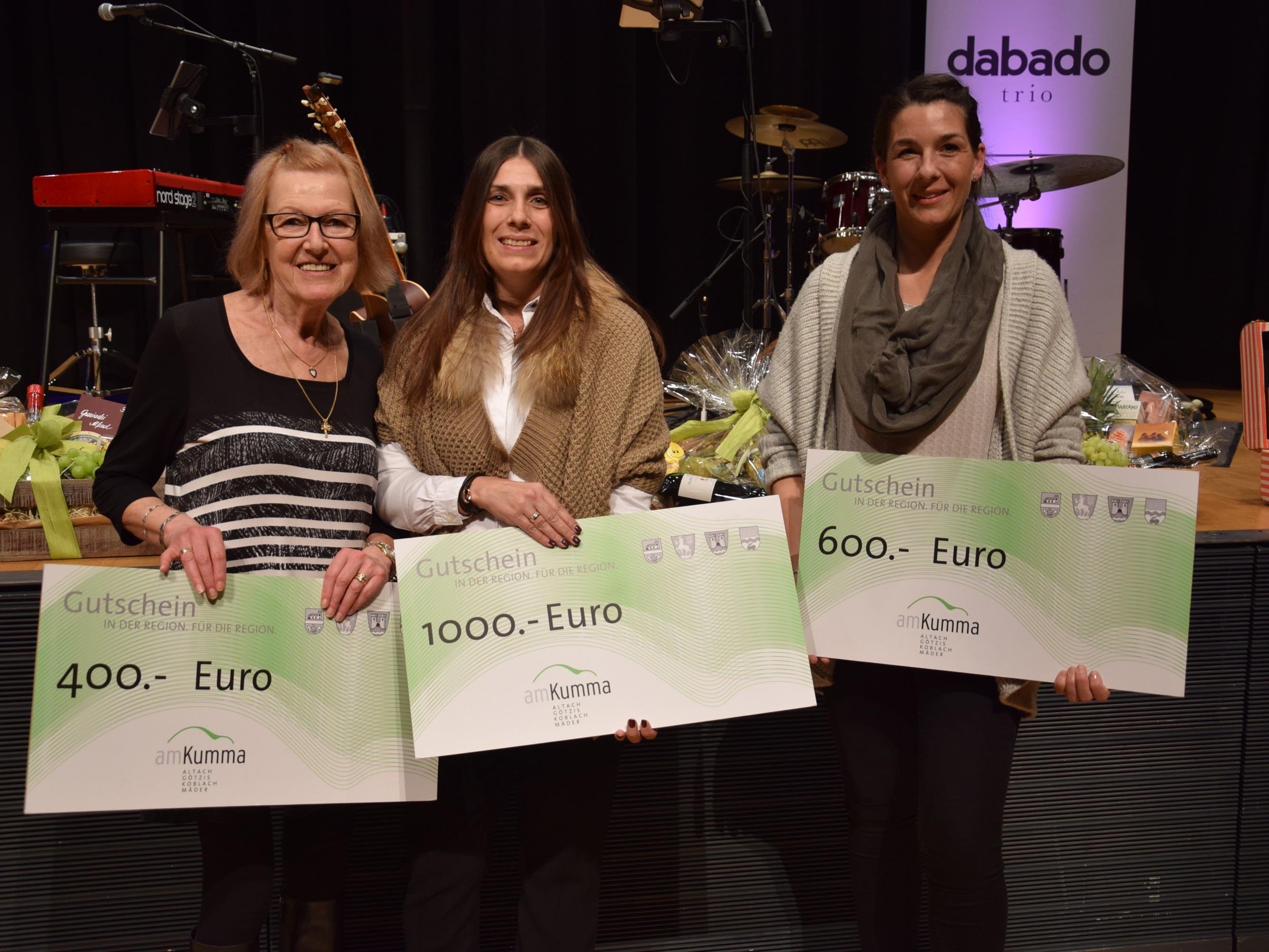 Die Sieger der Hauptpreise: v.l. Hermine Amann aus Koblach (400.-), Jennifer Hug (1000.-) und die Mama von Luis Schuler aus Altach (600.-)
