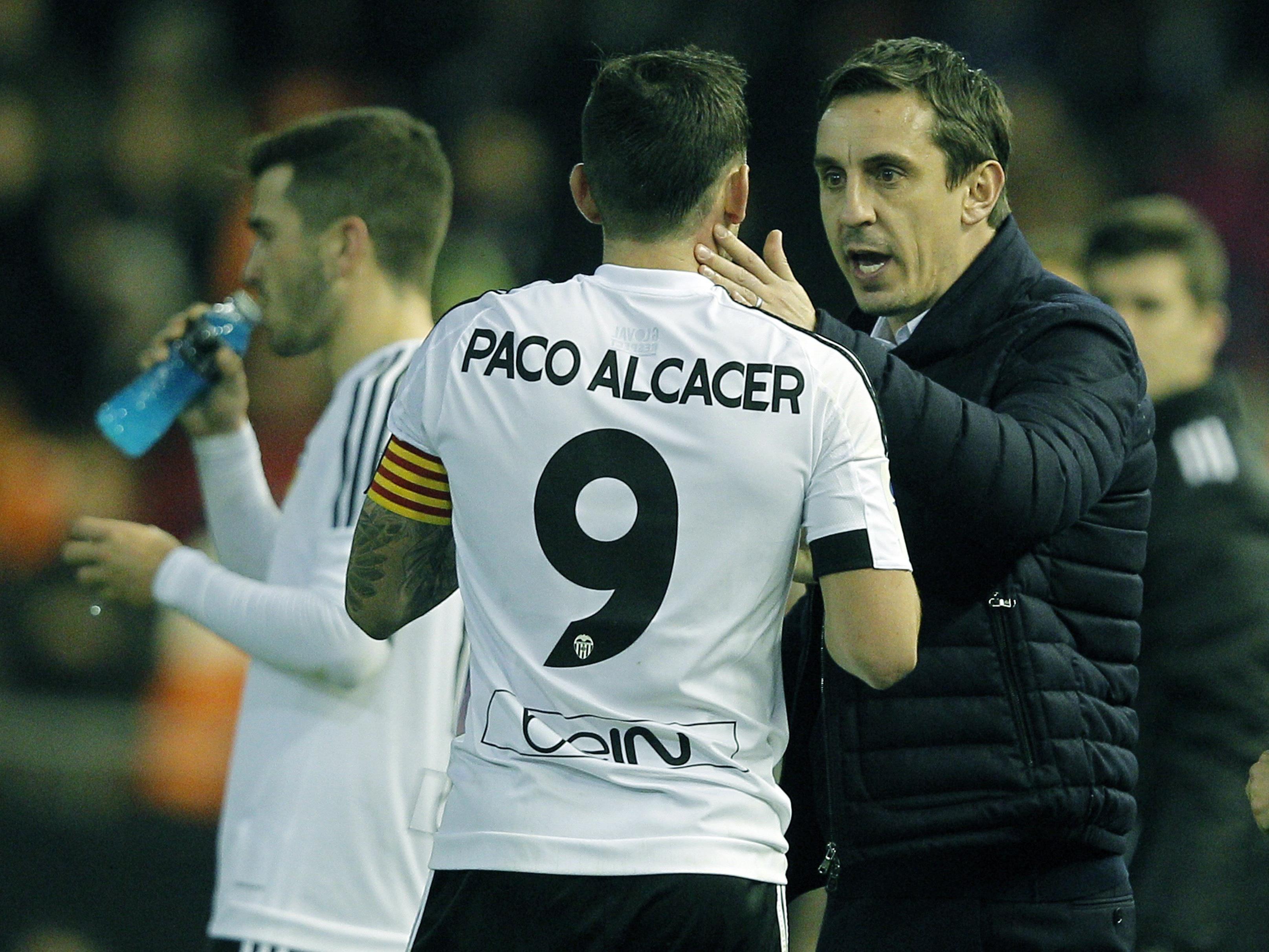Valencia-Trainer Gary Neville herzt den Torschützen Álvaro Negredo.