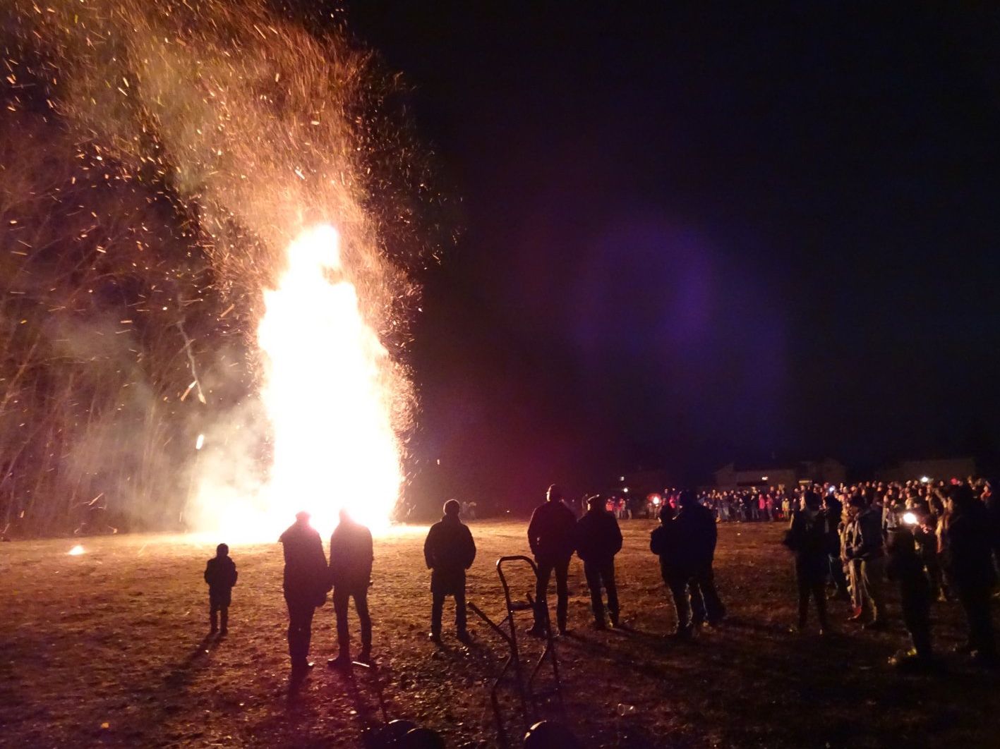 Zahlreiche Schaulustige verfolgten das Abbrennen des Erler Funkens am vergangenen Samstag. Zahlreiche Schaulustige verfolgten das Abbrennen des Erler Funkens am vergangenen Samstag.