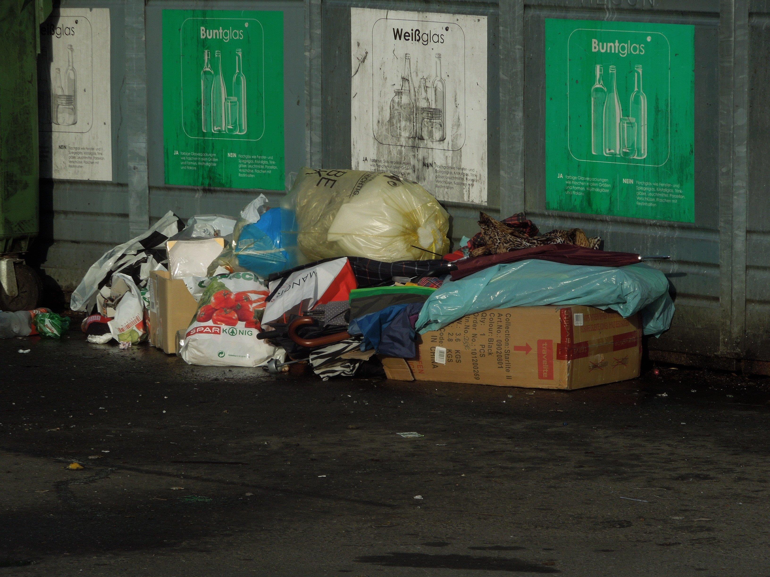 Leider gibt es immer wieder Müllsünder (wie hier vor dem GH Engel Wang Fu), die ihren Abfall unsachgemäß entsorgen.