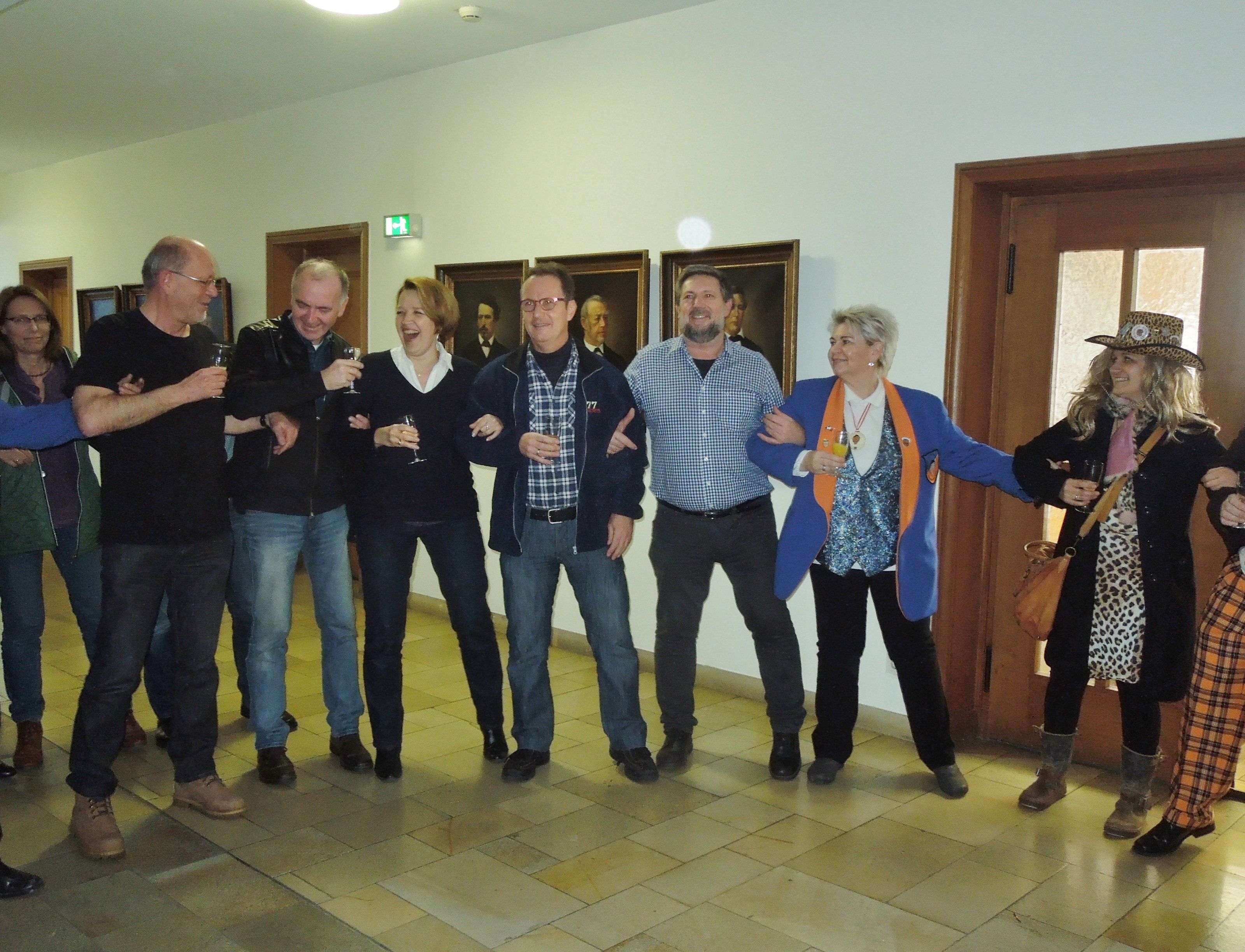 Mior vo Dorobioro "künnt" fest d´Fasnat fira und "künnt" g'hörig lustig si, lustig si, lustig si. Mior vo Dorobioro "künnt" fest d´Fasnat fira und "künnt" g'hörig lustig si, lustig si, lustig si.