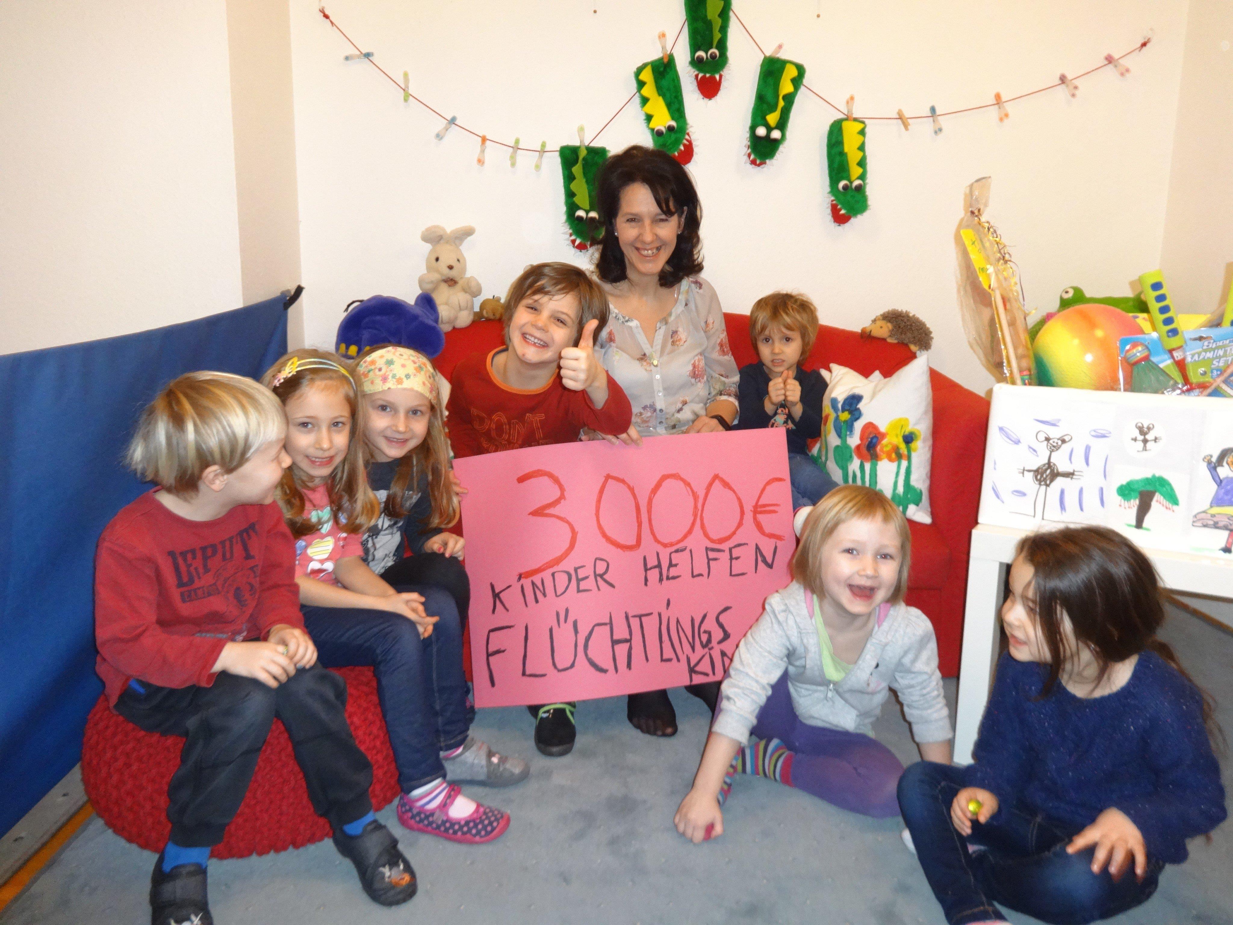 Kindergartenkinder aus Götzis übergeben einen Scheck an Flüchtlingskoordinatorin Helga Hämmerle