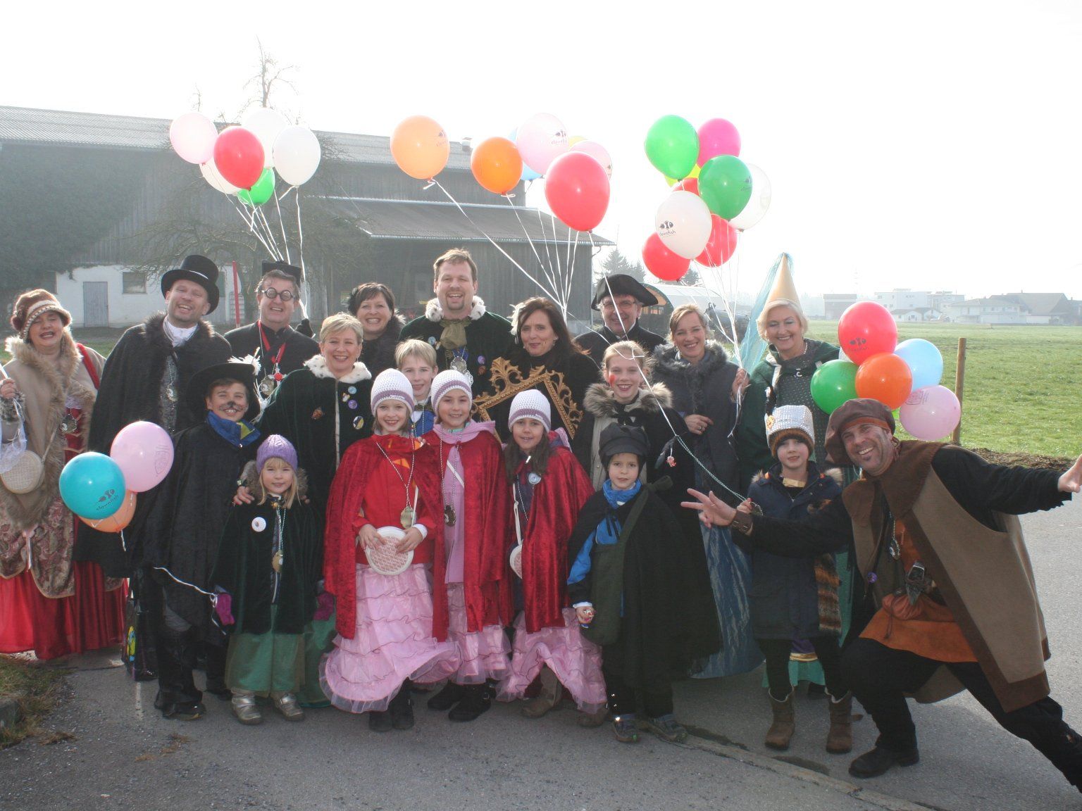 Prinzenpaar mit einem Teil seines Gefolges Prinzenpaar mit einem Teil seines Gefolges