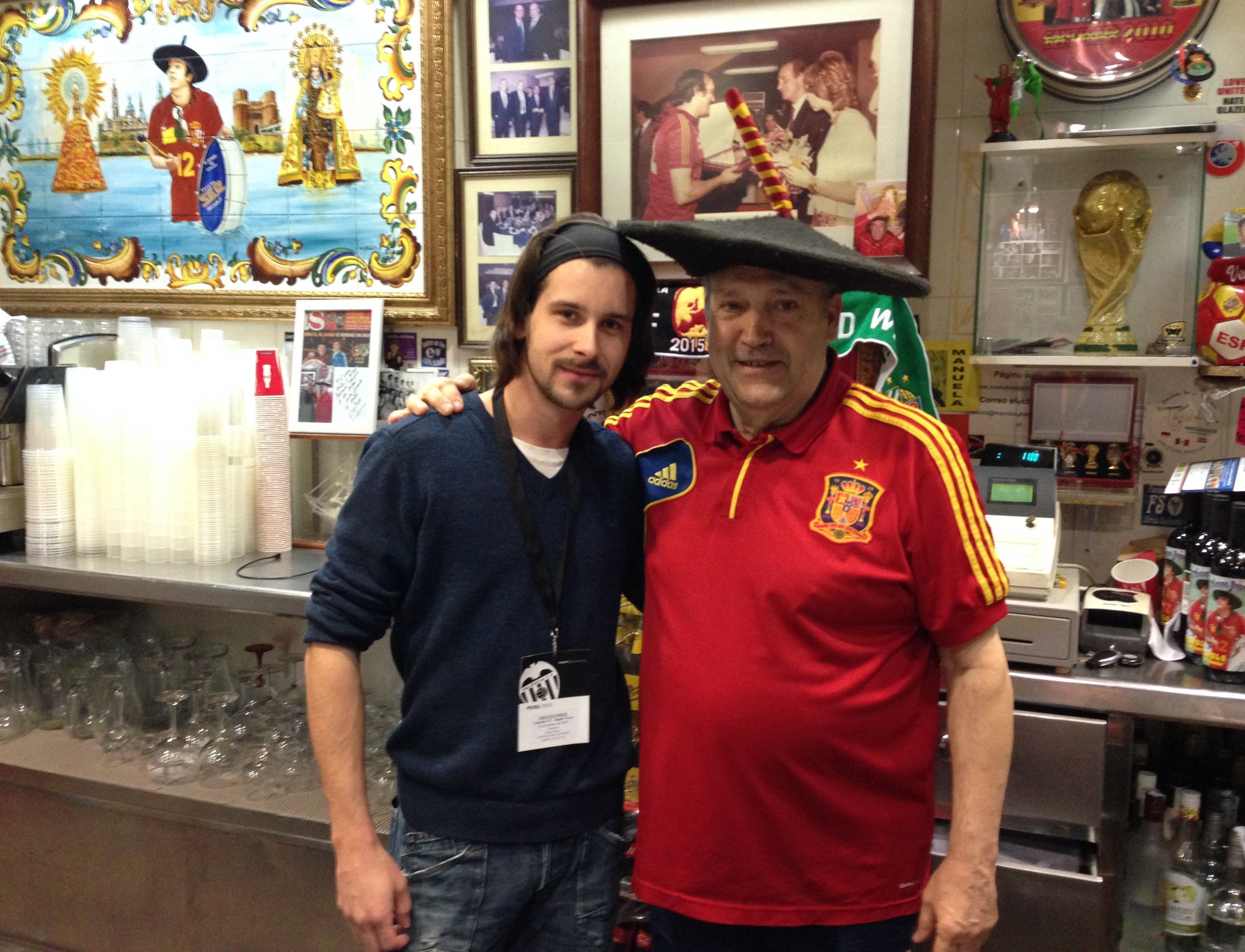 Zwei Fußballverrückte unter sich: VIENNA.at-Sportredakteur David Mayr mit Manolo El Bombo. Zwei Fußballverrückte unter sich: VIENNA.at-Sportredakteur David Mayr mit Manolo El Bombo.