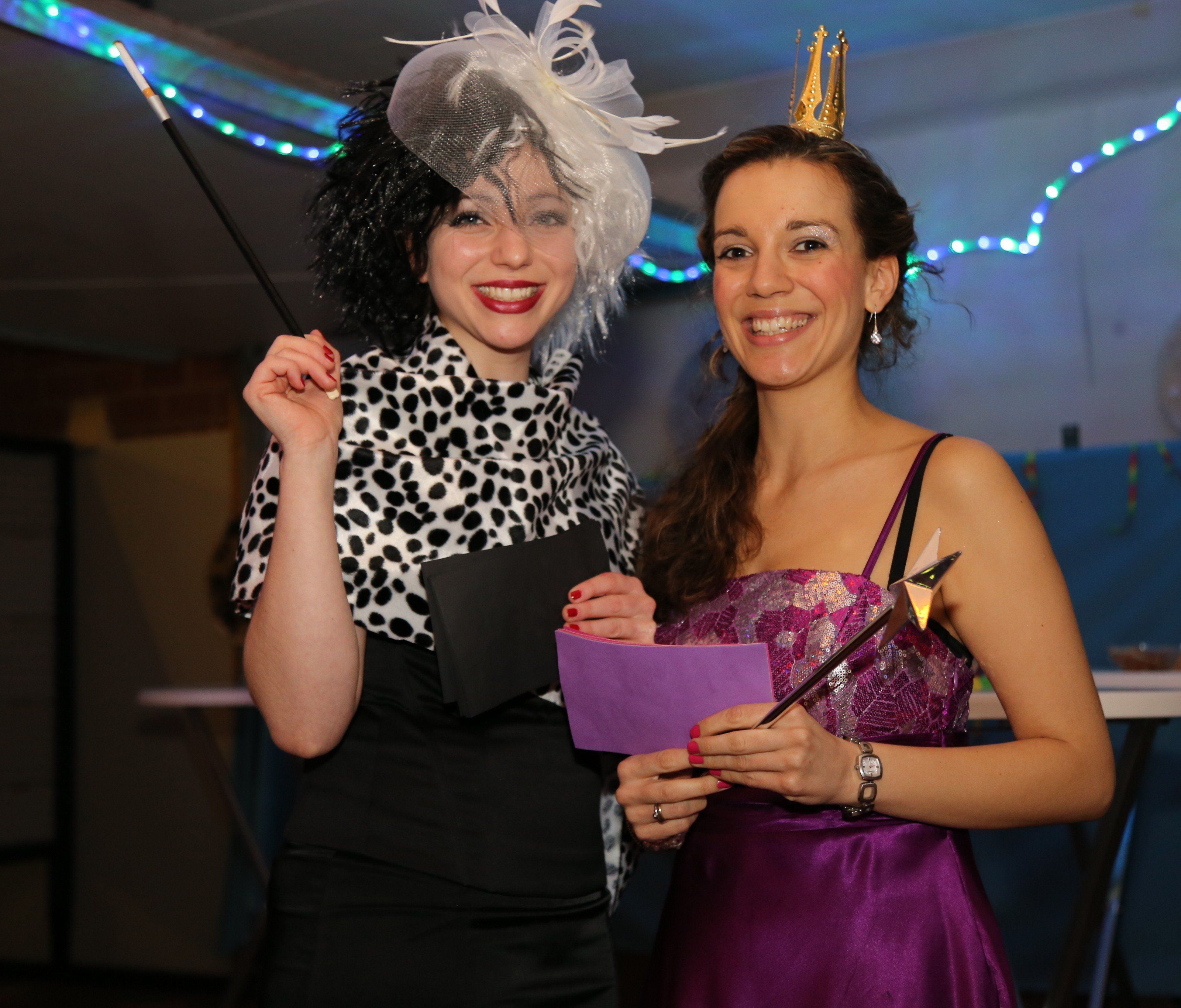 Moderatoren Tamara Bargetz (als Cruella De Vil) und Sabrina Blum (als Cinderella). Moderatoren Tamara Bargetz (als Cruella De Vil) und Sabrina Blum (als Cinderella).